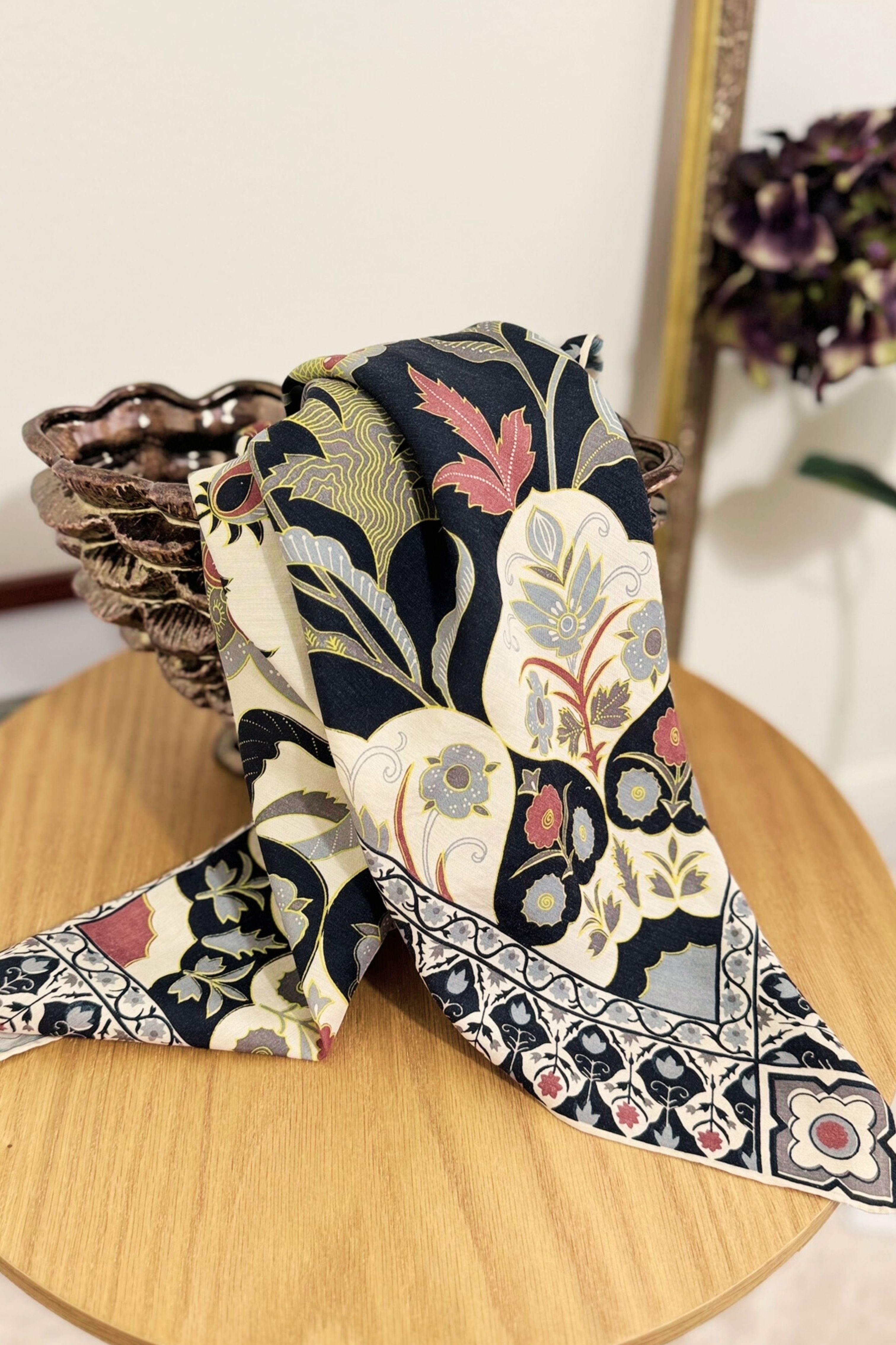 Foulard en soie imprimé fleurs & feuilles marine