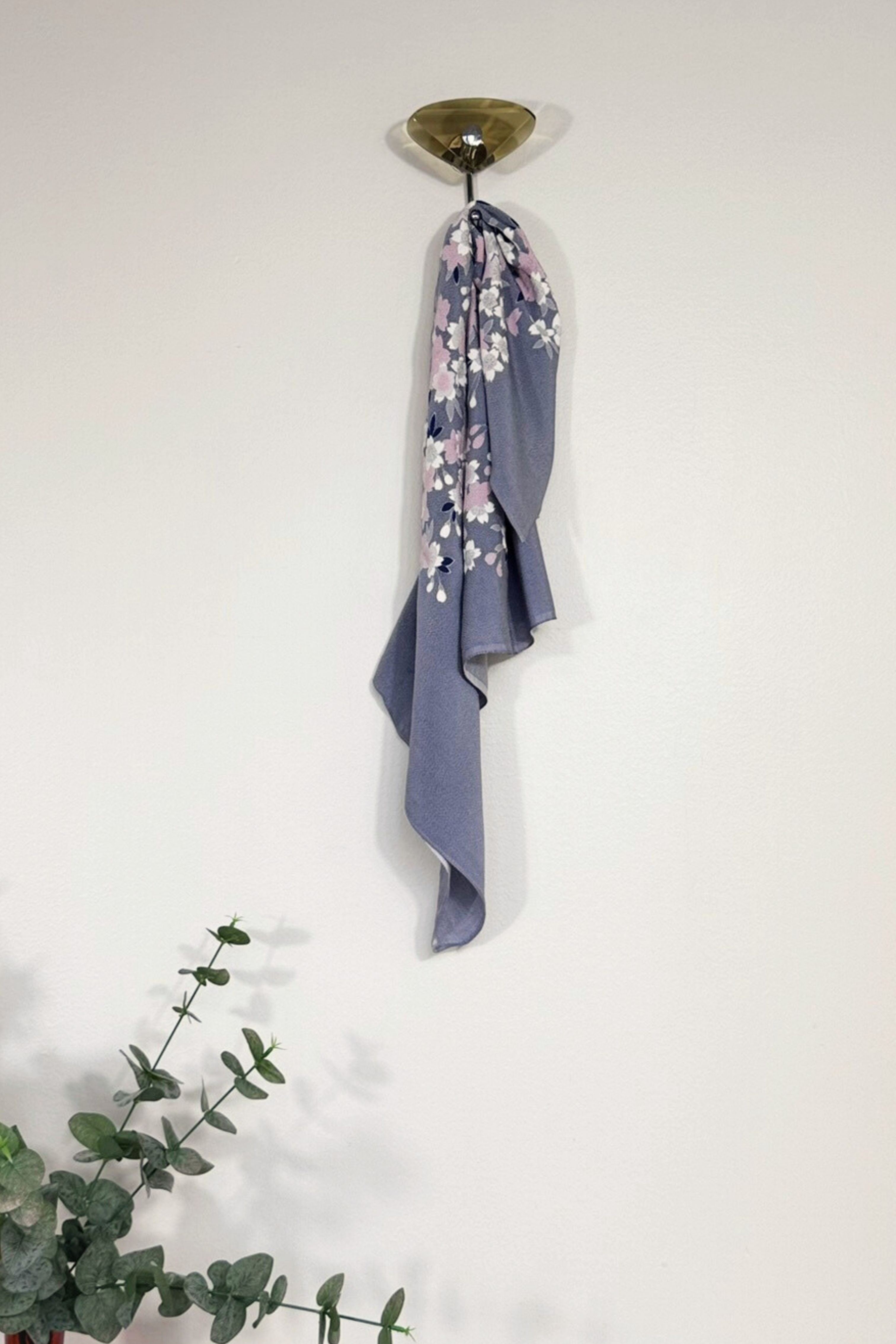 Foulard en soie épaisse à fleurs gris