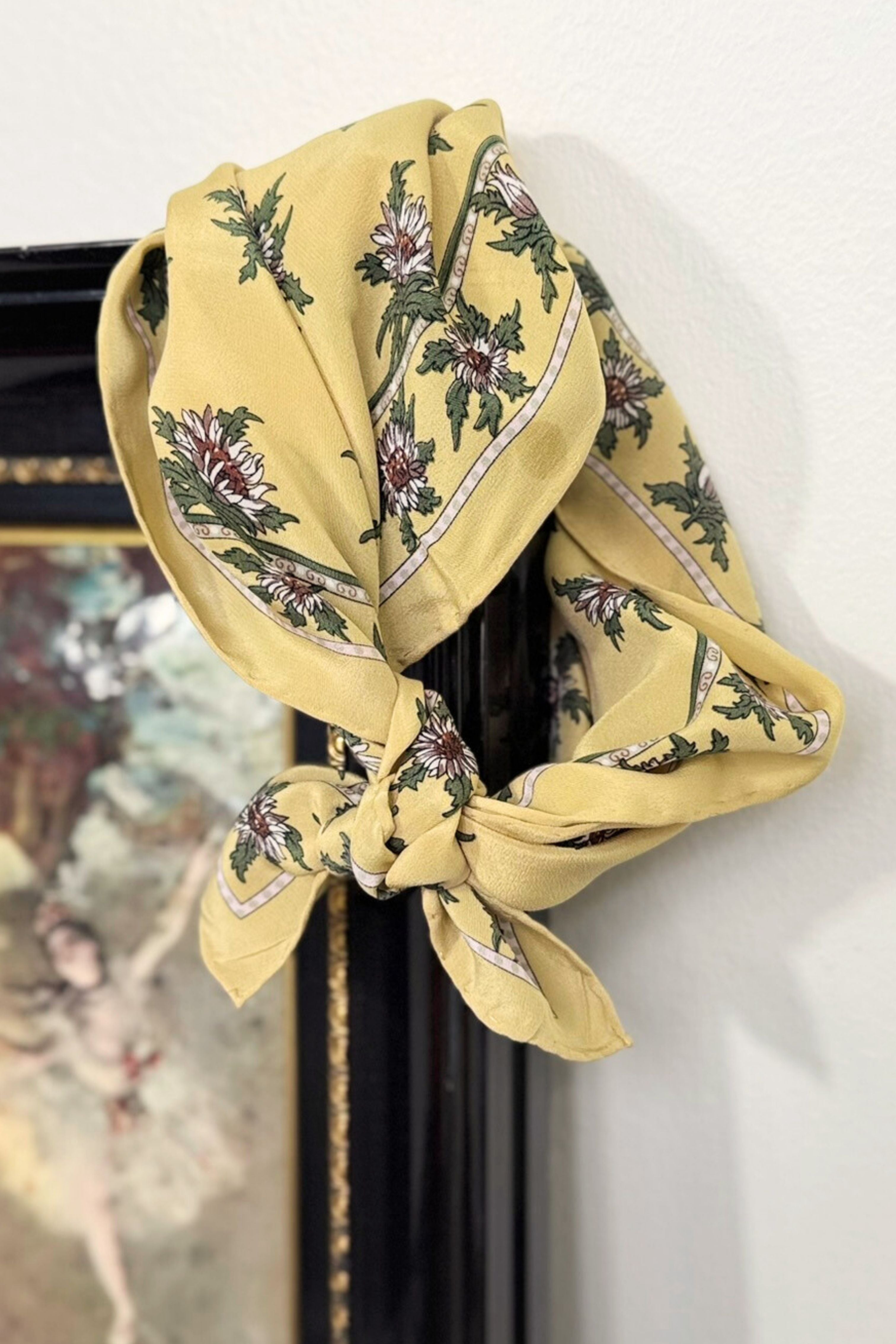 Foulard en soie imprimé fleurs jaune