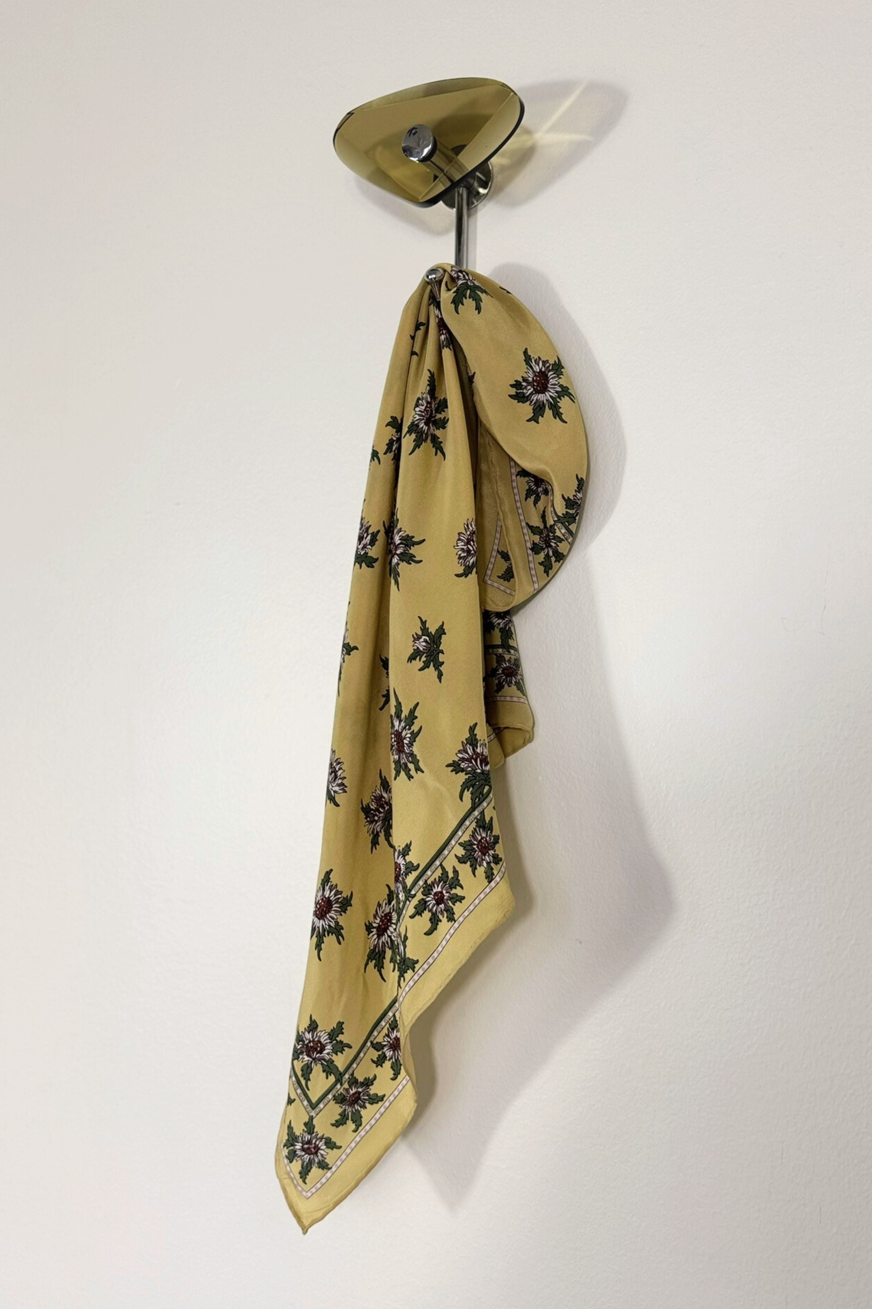 Foulard en soie imprimé fleurs jaune