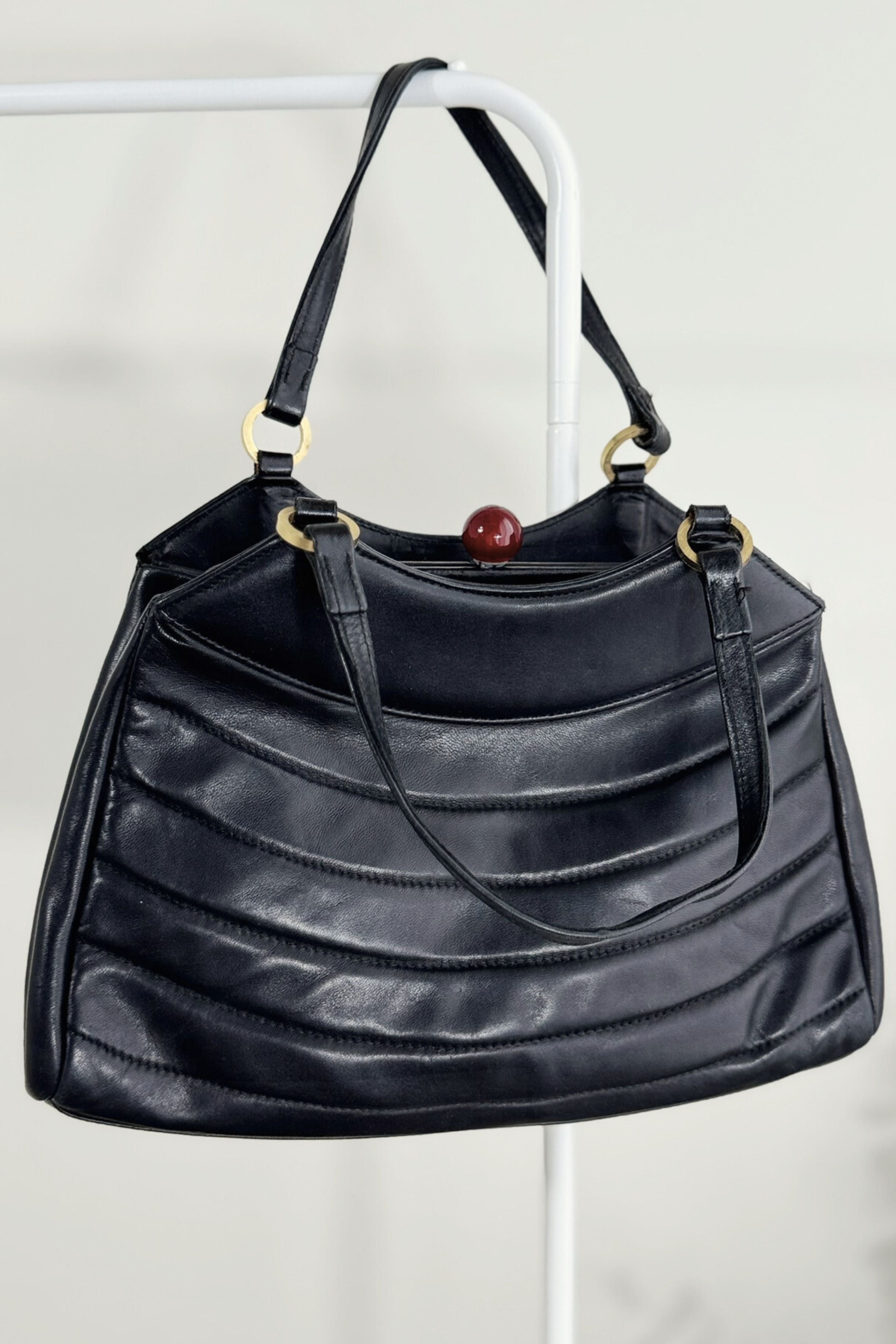 Sac à main matelassé en cuir noir
