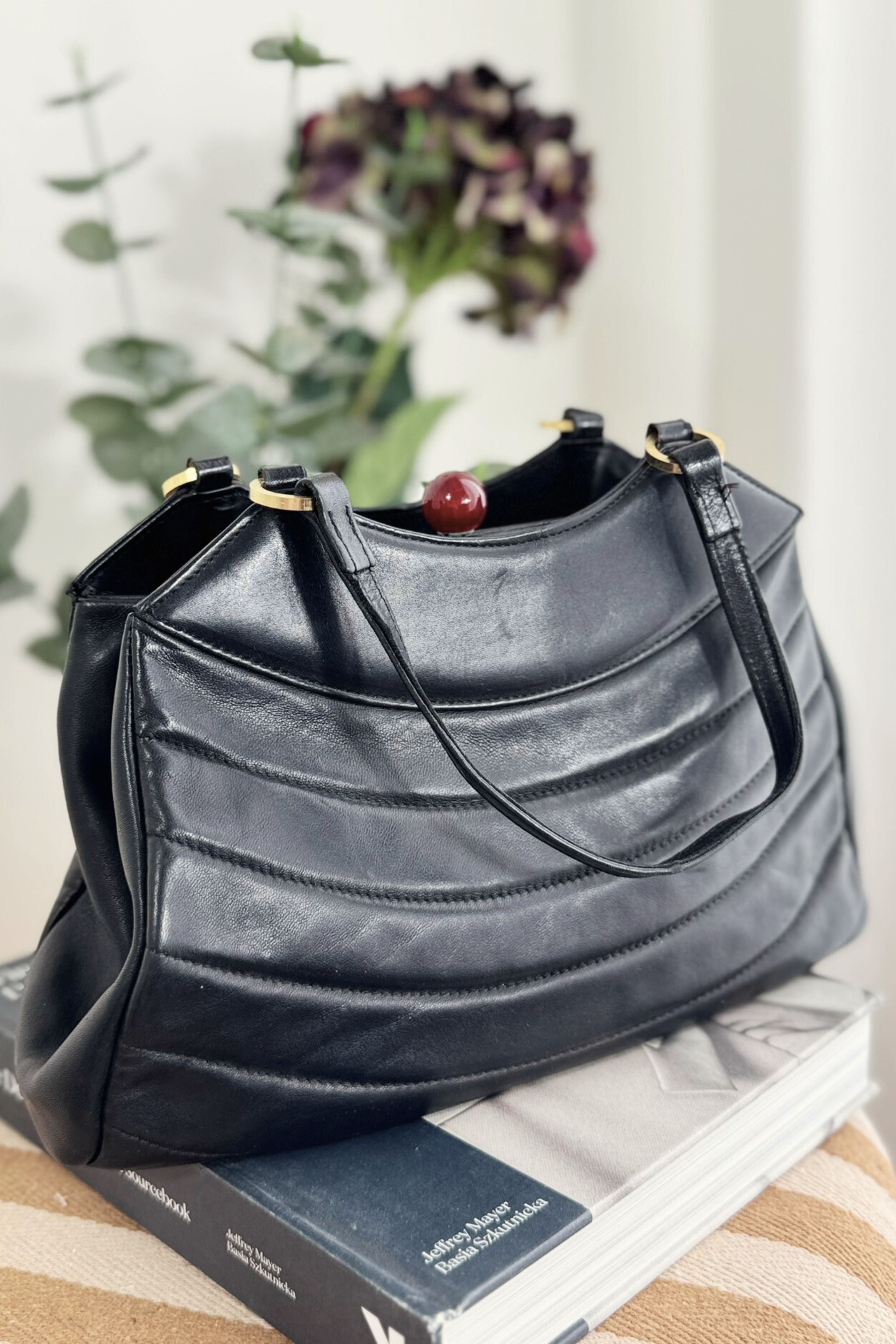 Sac à main matelassé en cuir noir