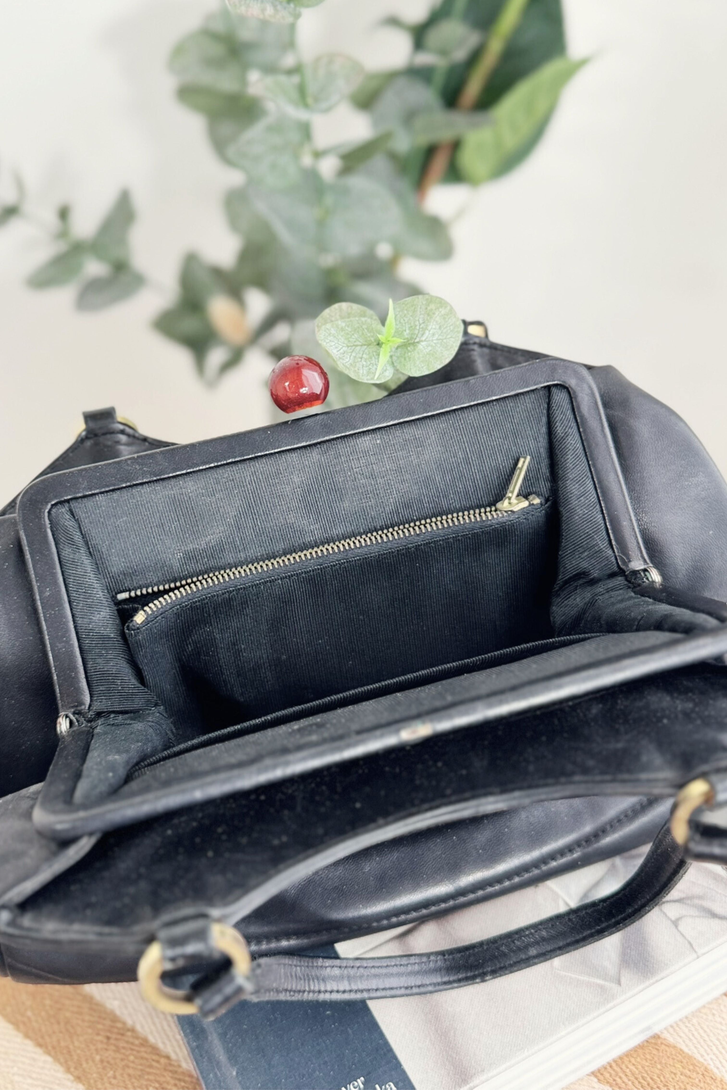 Sac à main matelassé en cuir noir