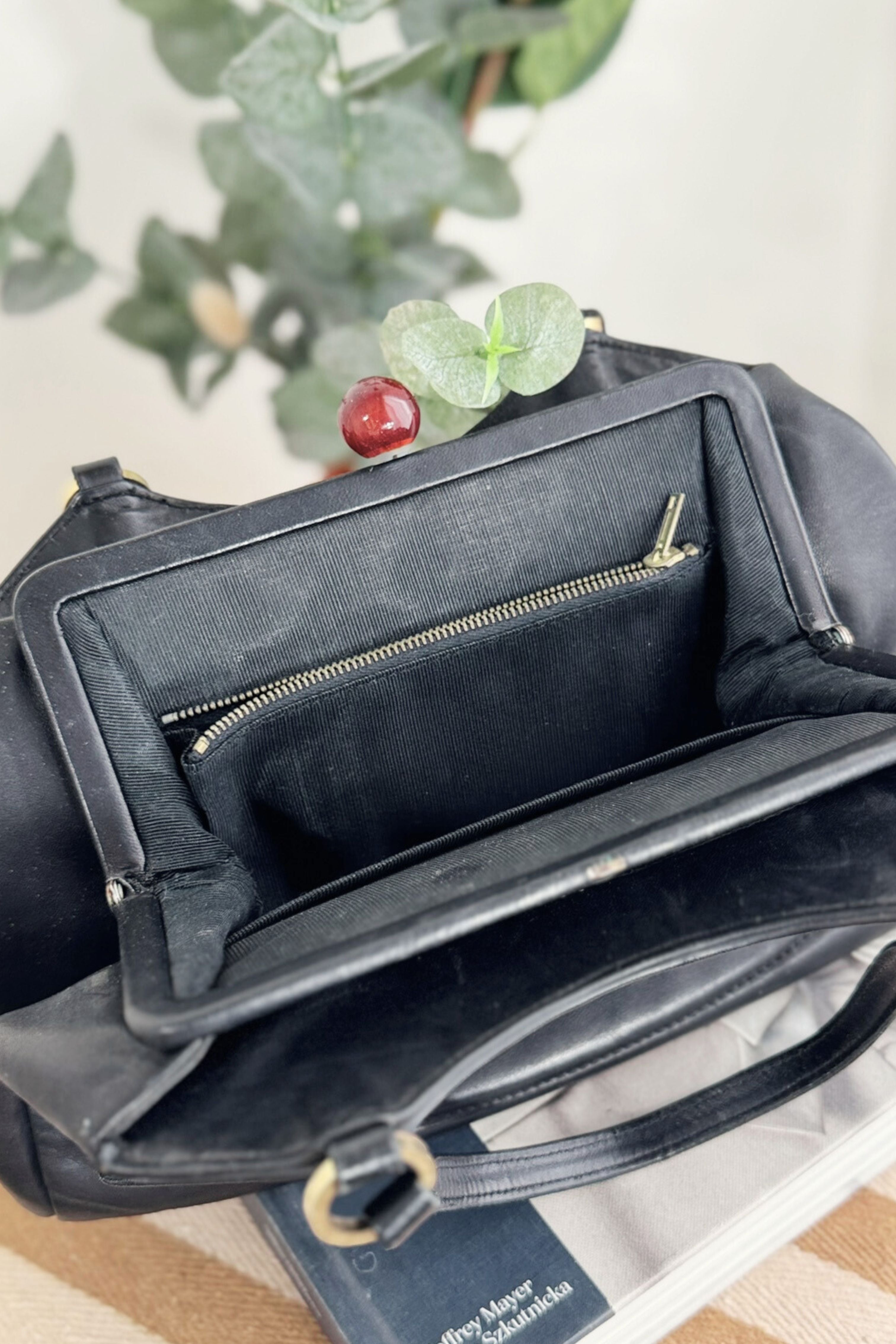 Sac à main matelassé en cuir noir
