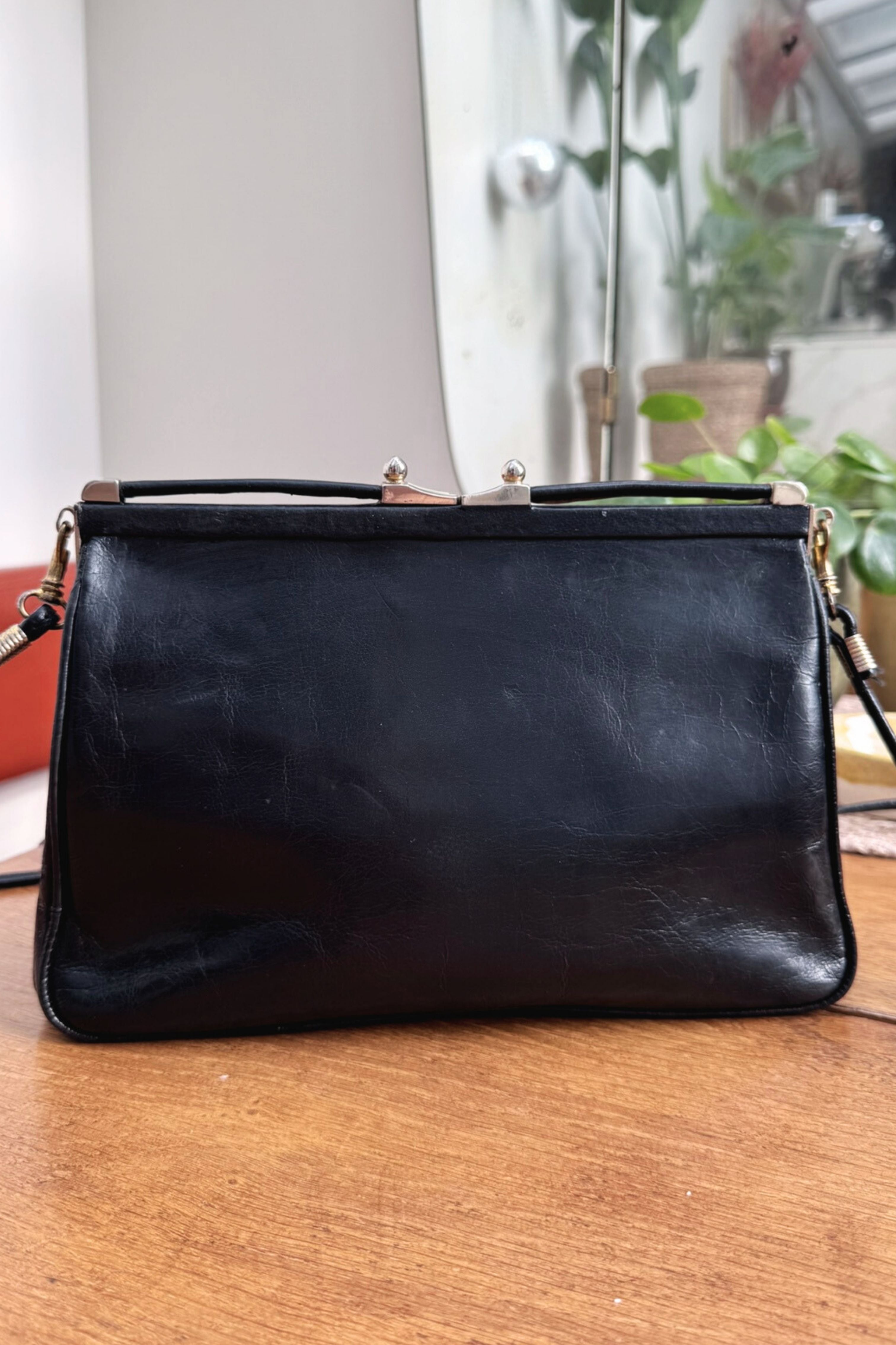 Sac à main en cuir vernis noir