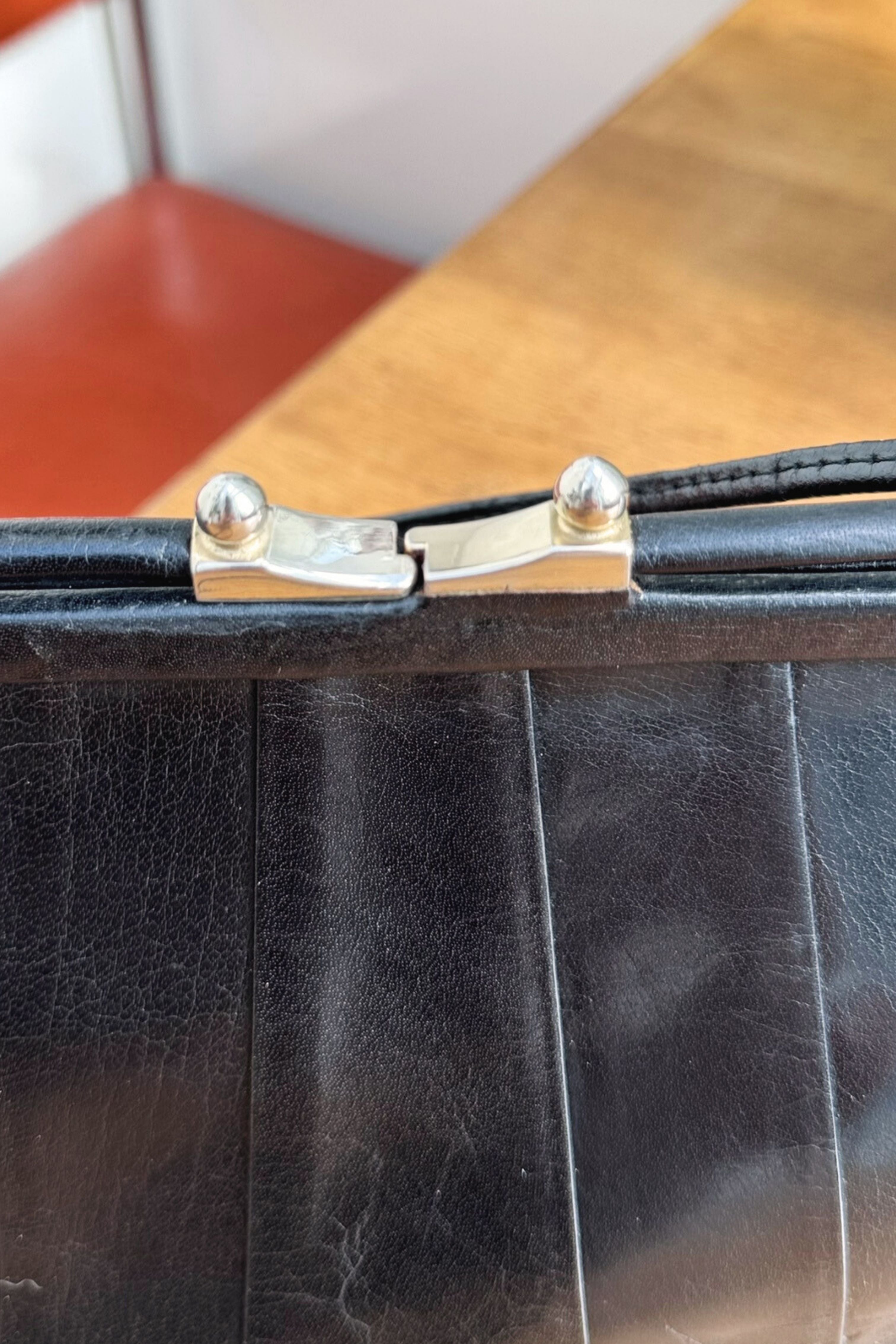 Sac à main en cuir vernis noir