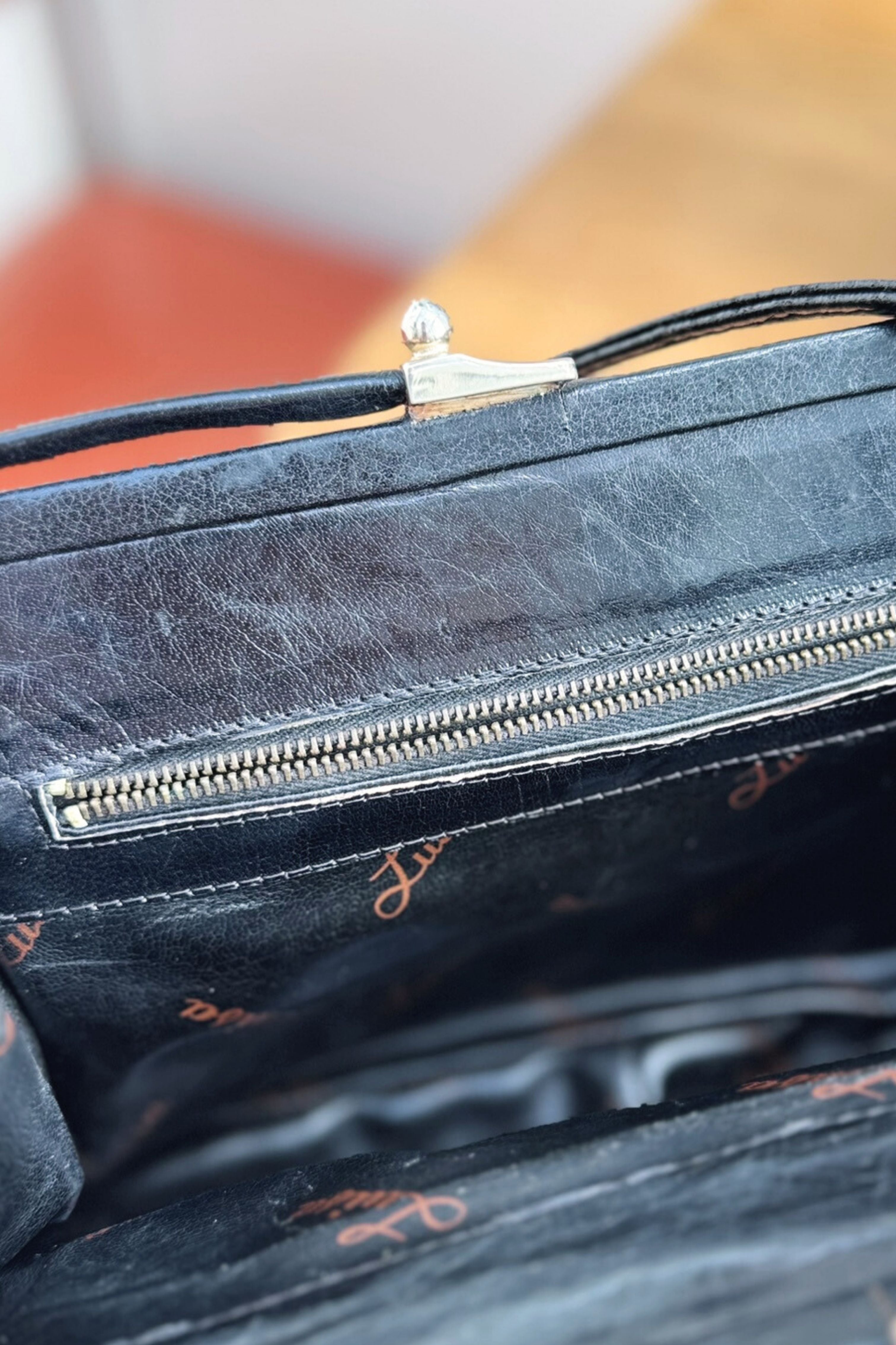 Sac à main en cuir vernis noir