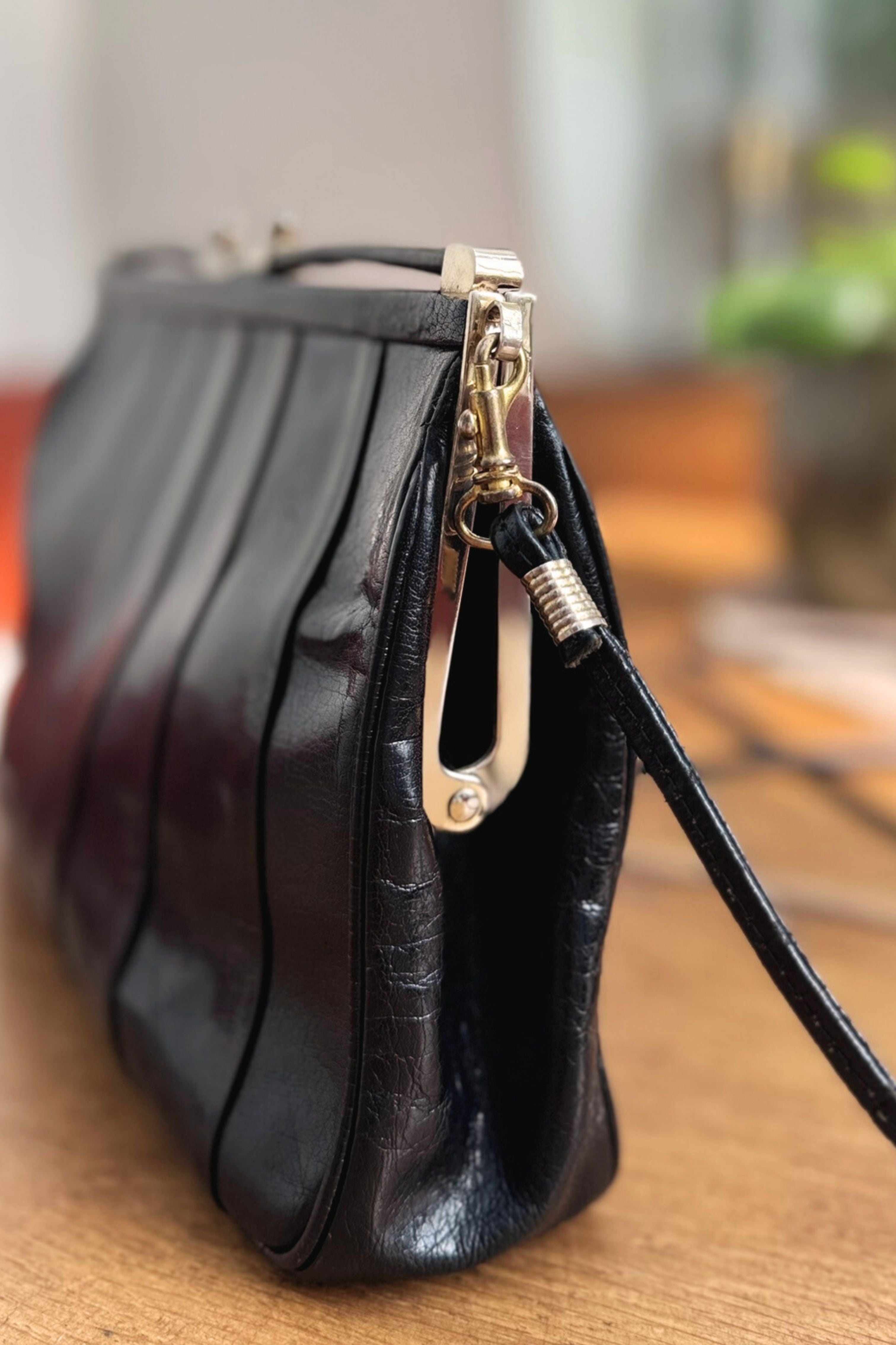 Sac à main en cuir vernis noir