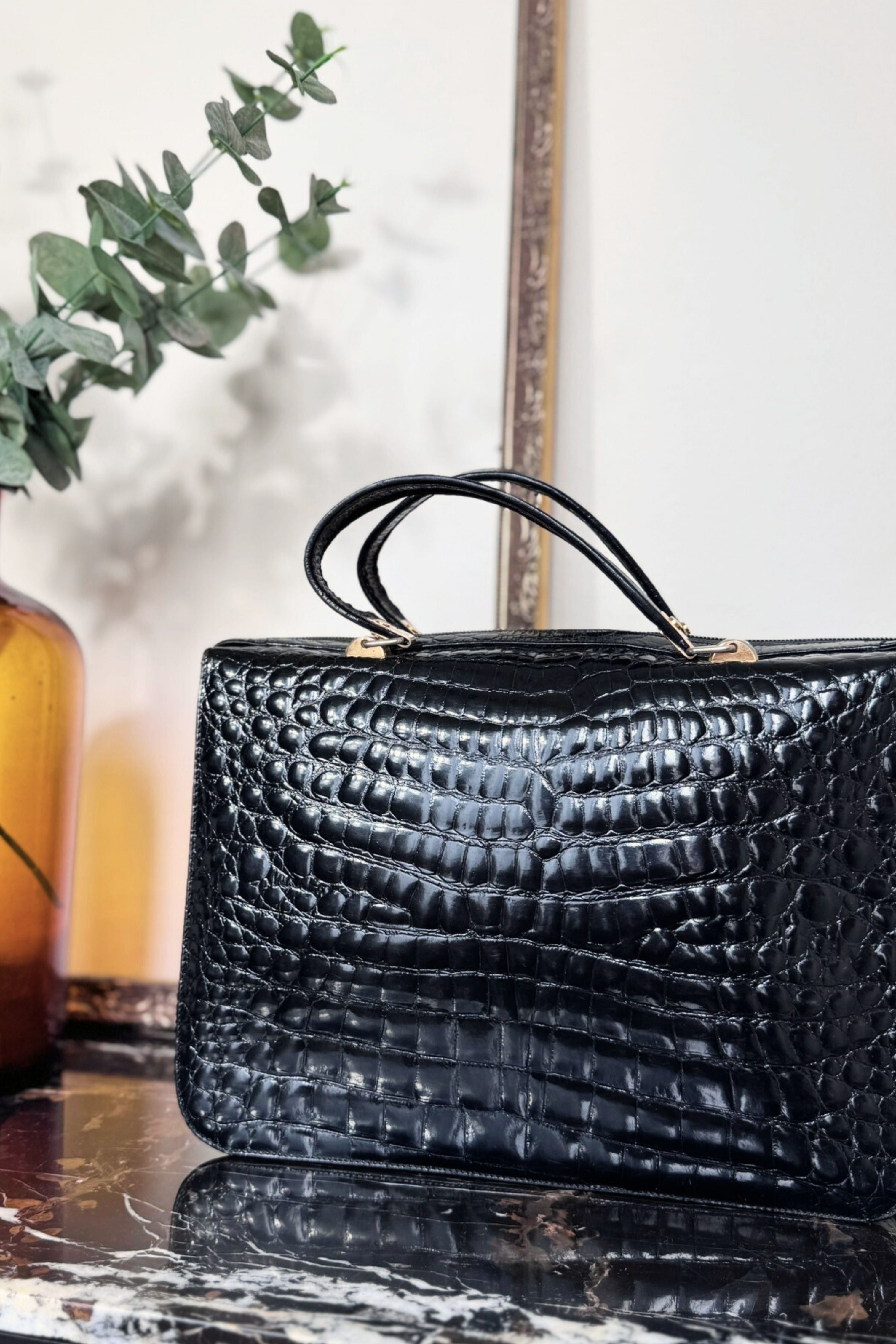 Sac à main cartable en cuir vernis effet croco