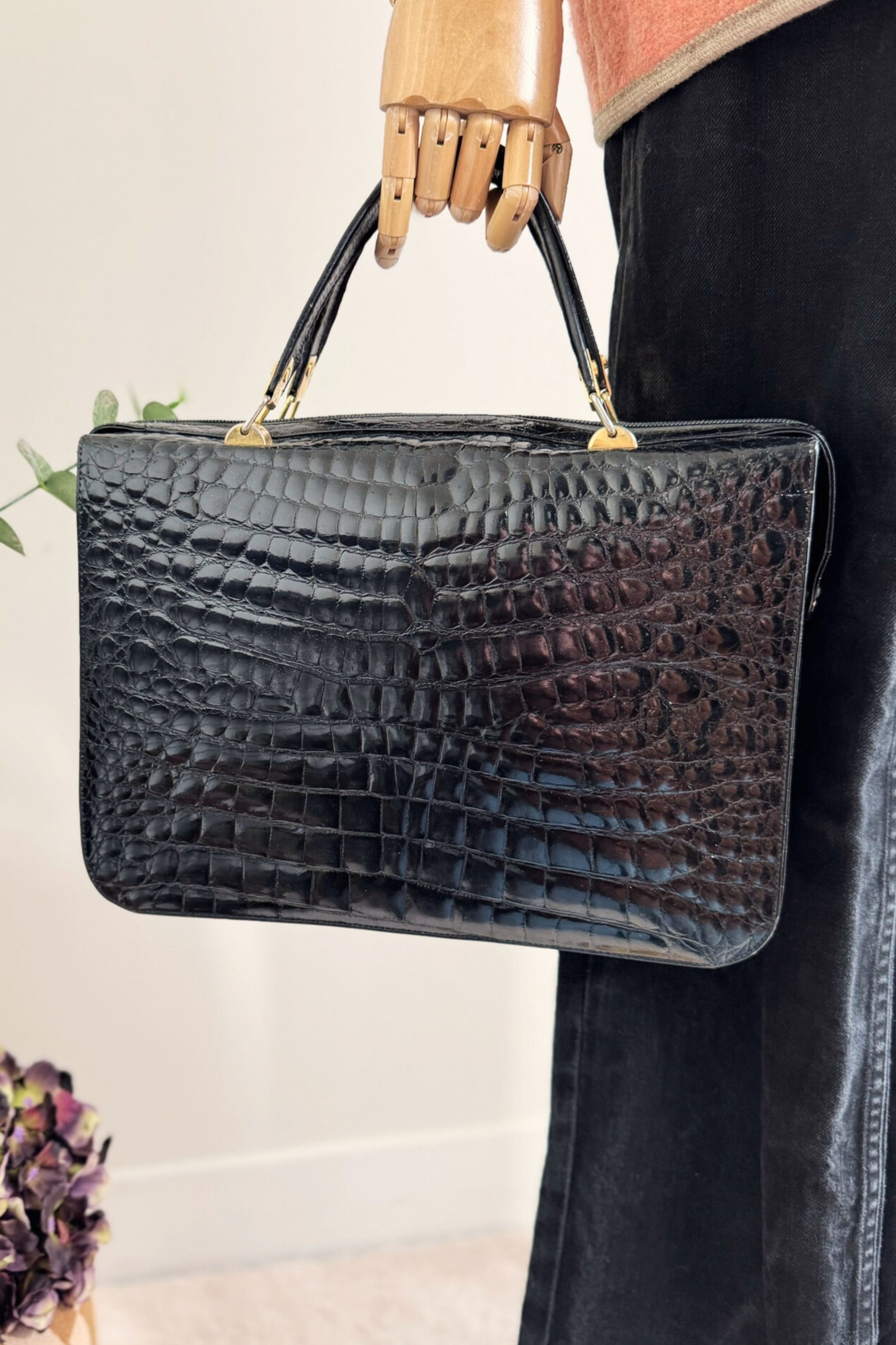Sac à main cartable en cuir vernis effet croco