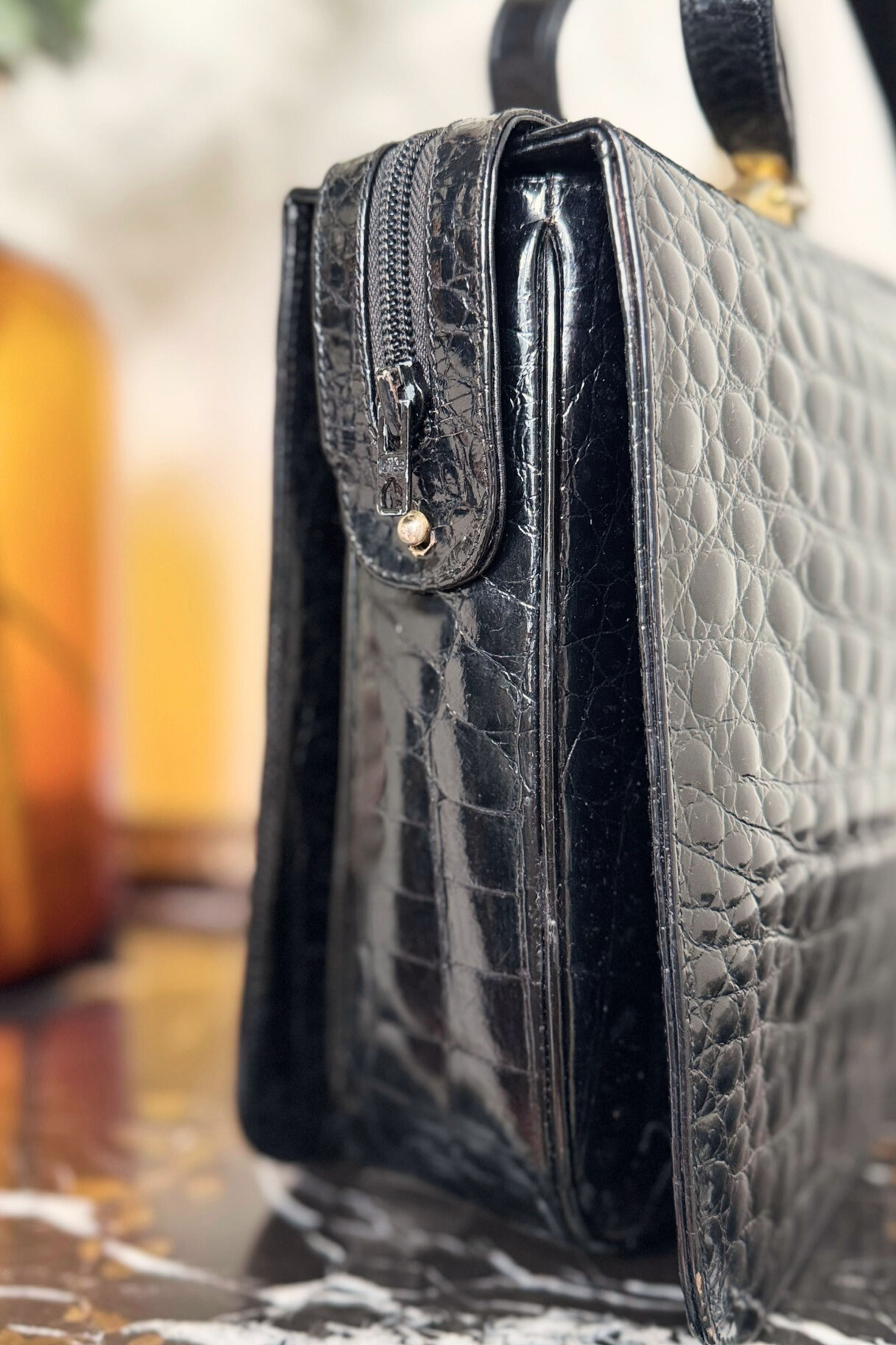 Sac à main cartable en cuir vernis effet croco