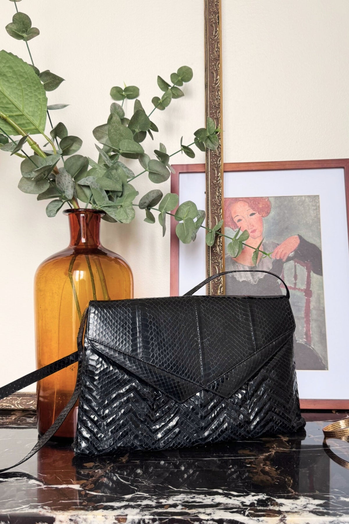 Sac à Main Ancien En Cuir Noir Verni - Effet Crocodile - Taille Moyenne - Anses Dorées - Occasion Très Bon état