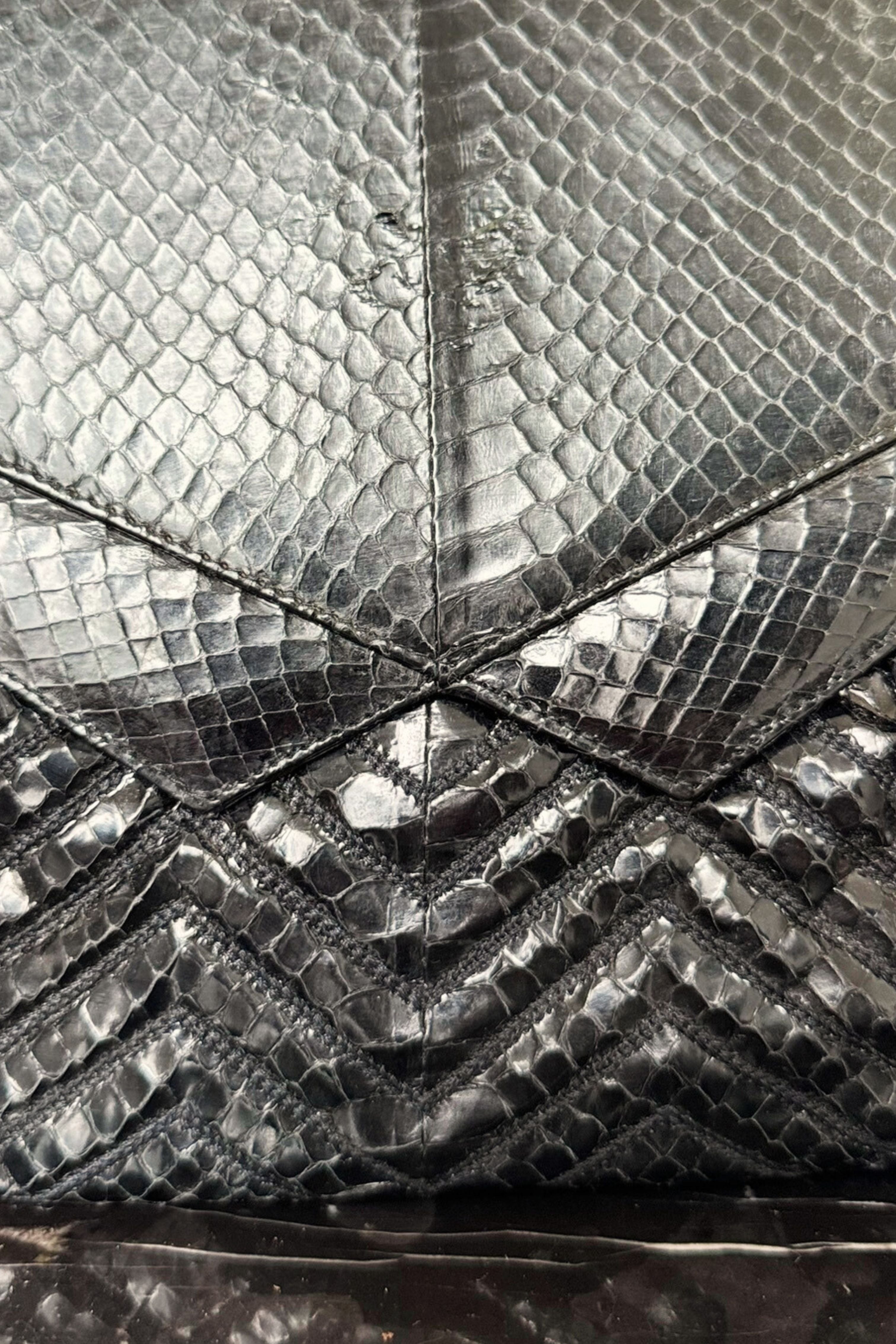 Sac à main en cuir serpent noir