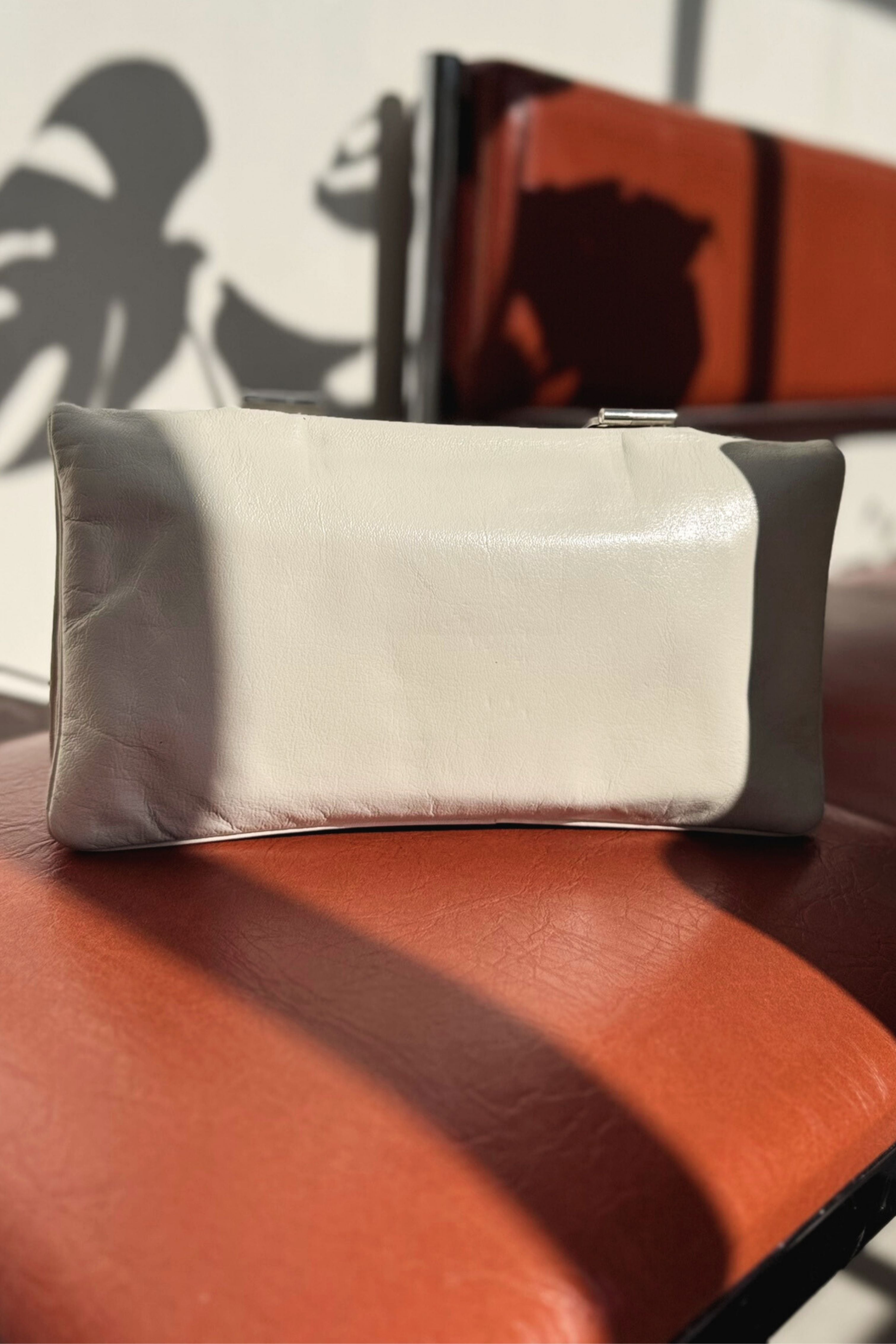 Sac pochette en cuir art déco blanc
