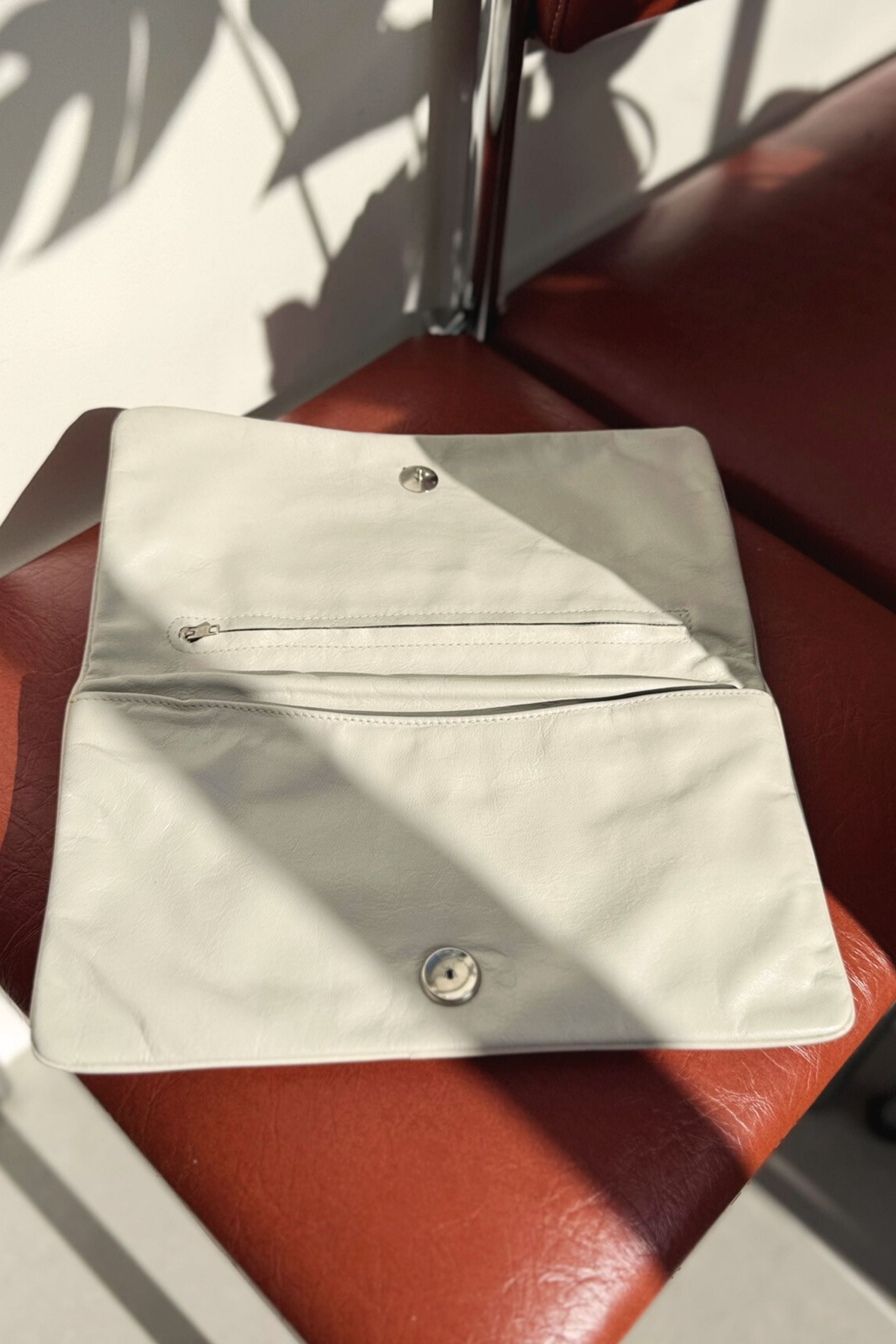 Sac pochette en cuir art déco blanc