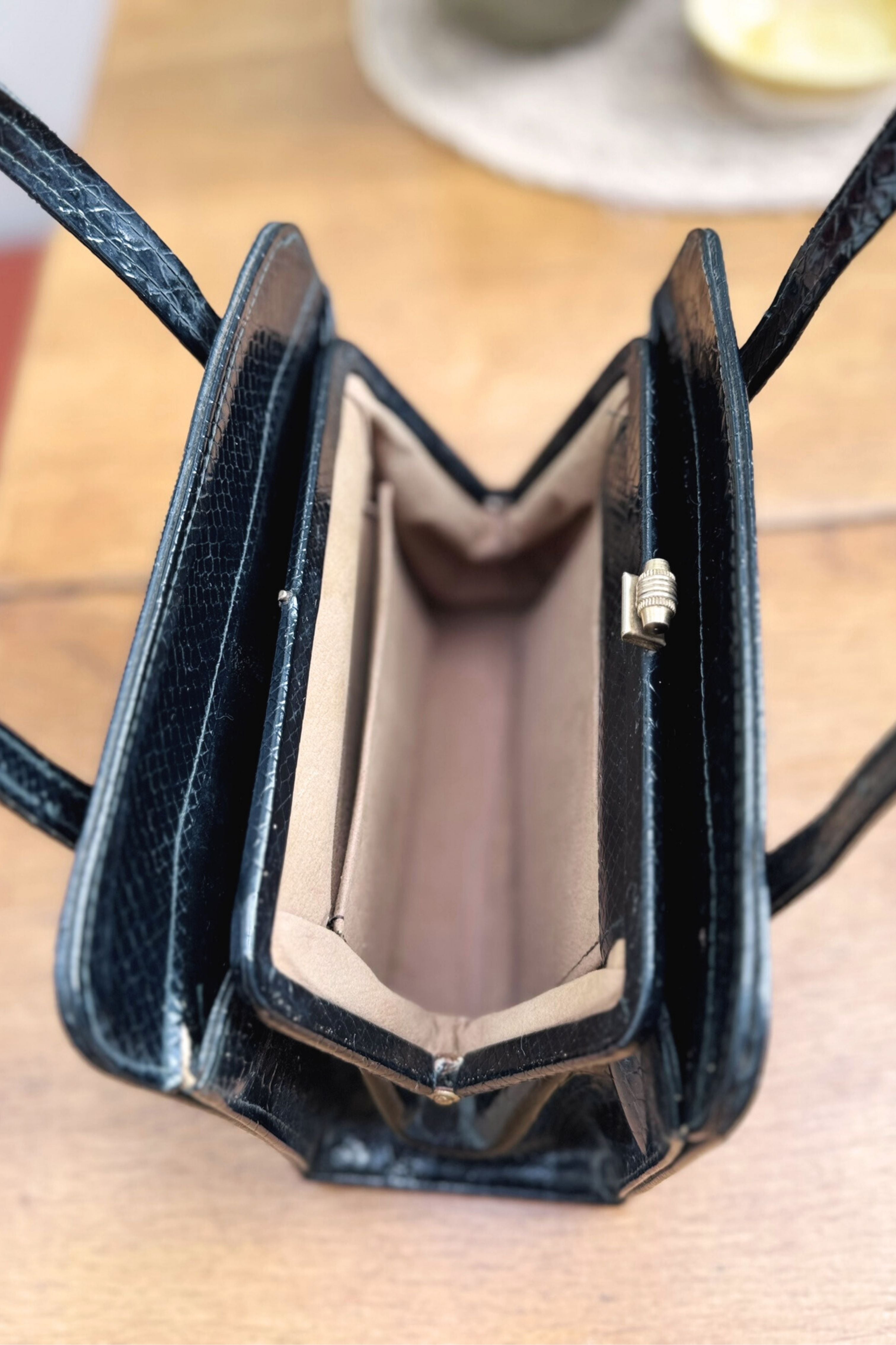 Sac à main en cuir vernis effet serpent noir