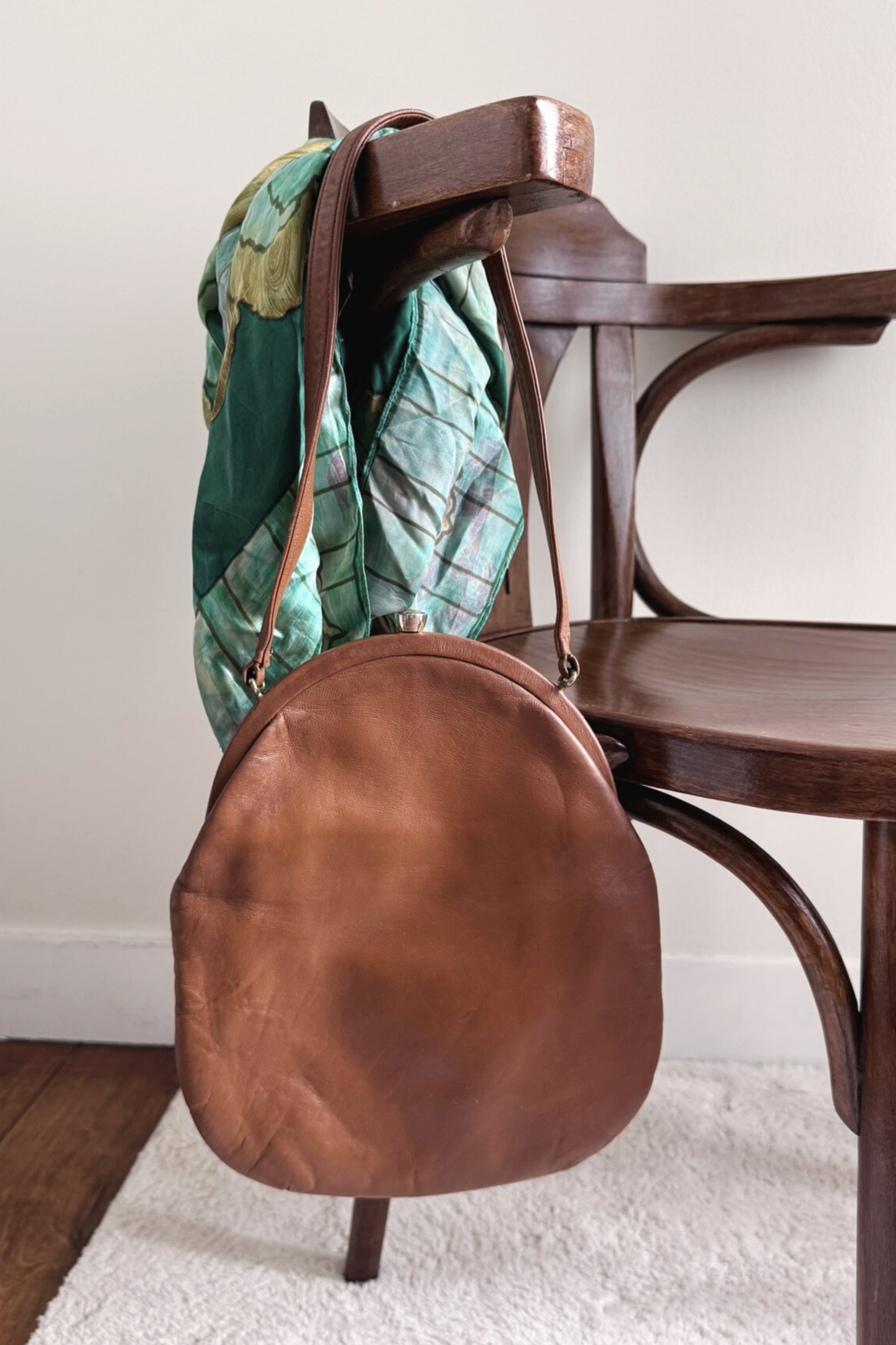 Sac à main rond en cuir souple camel