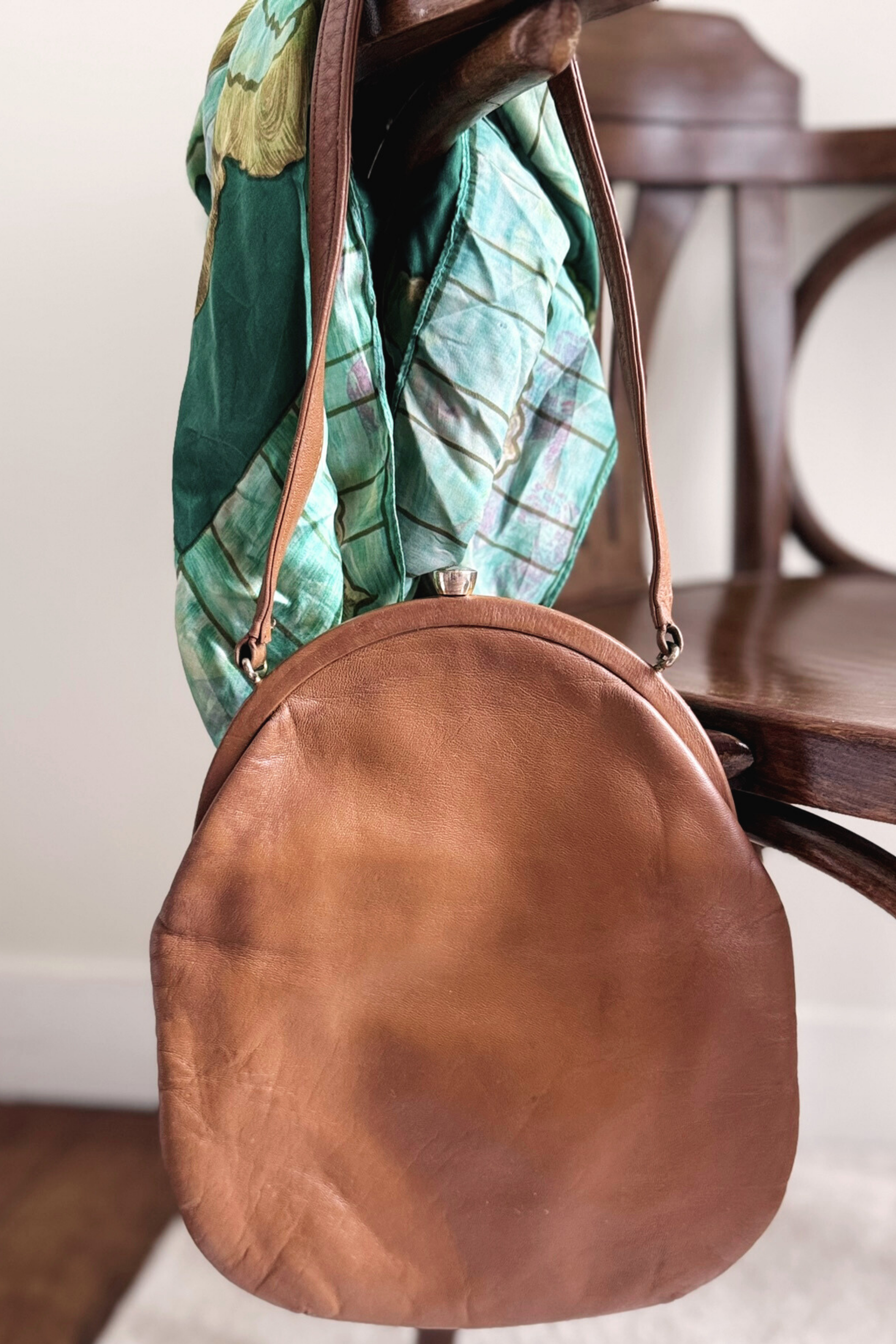 Sac à main rond en cuir souple camel