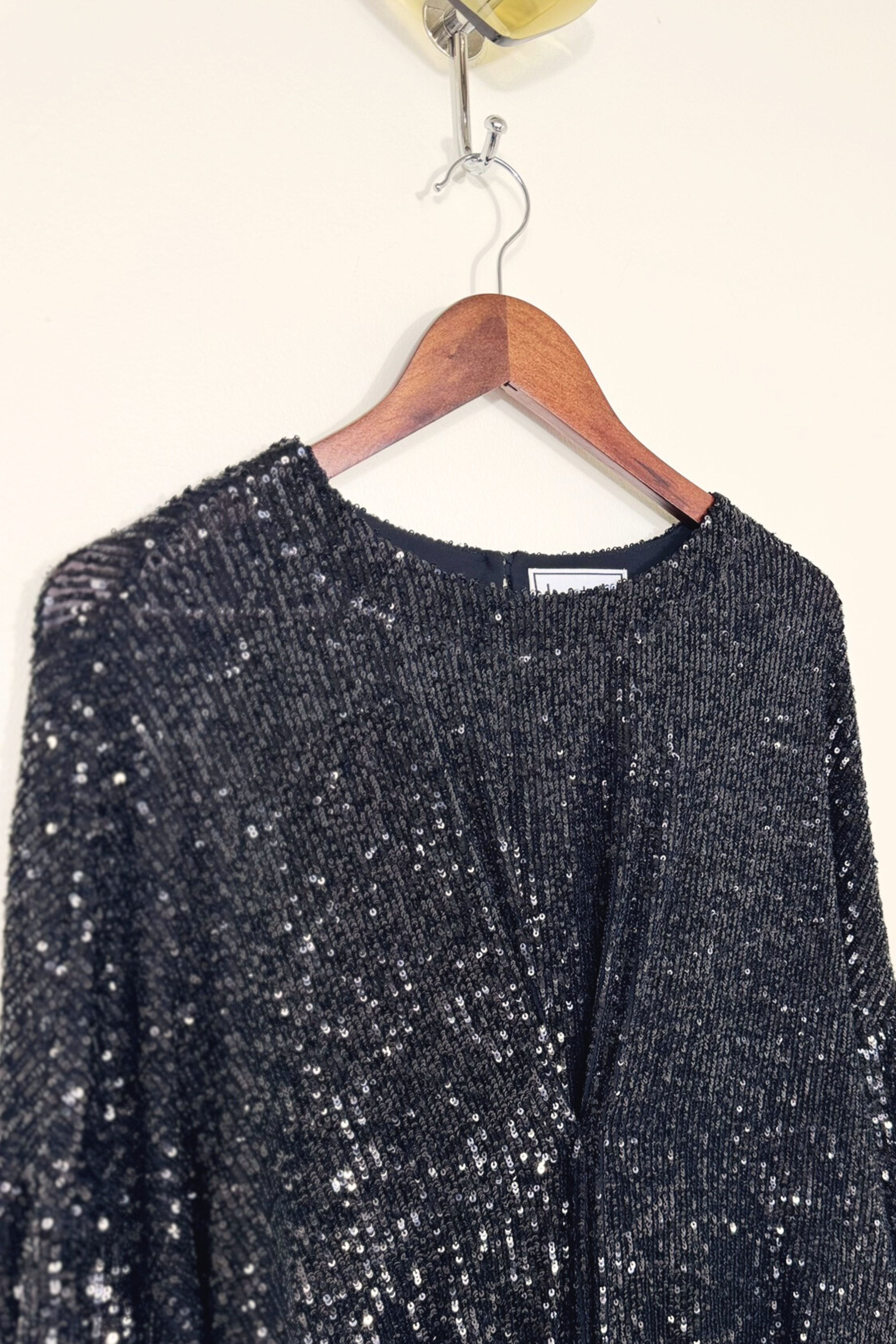 Robe courte noire avec sequins