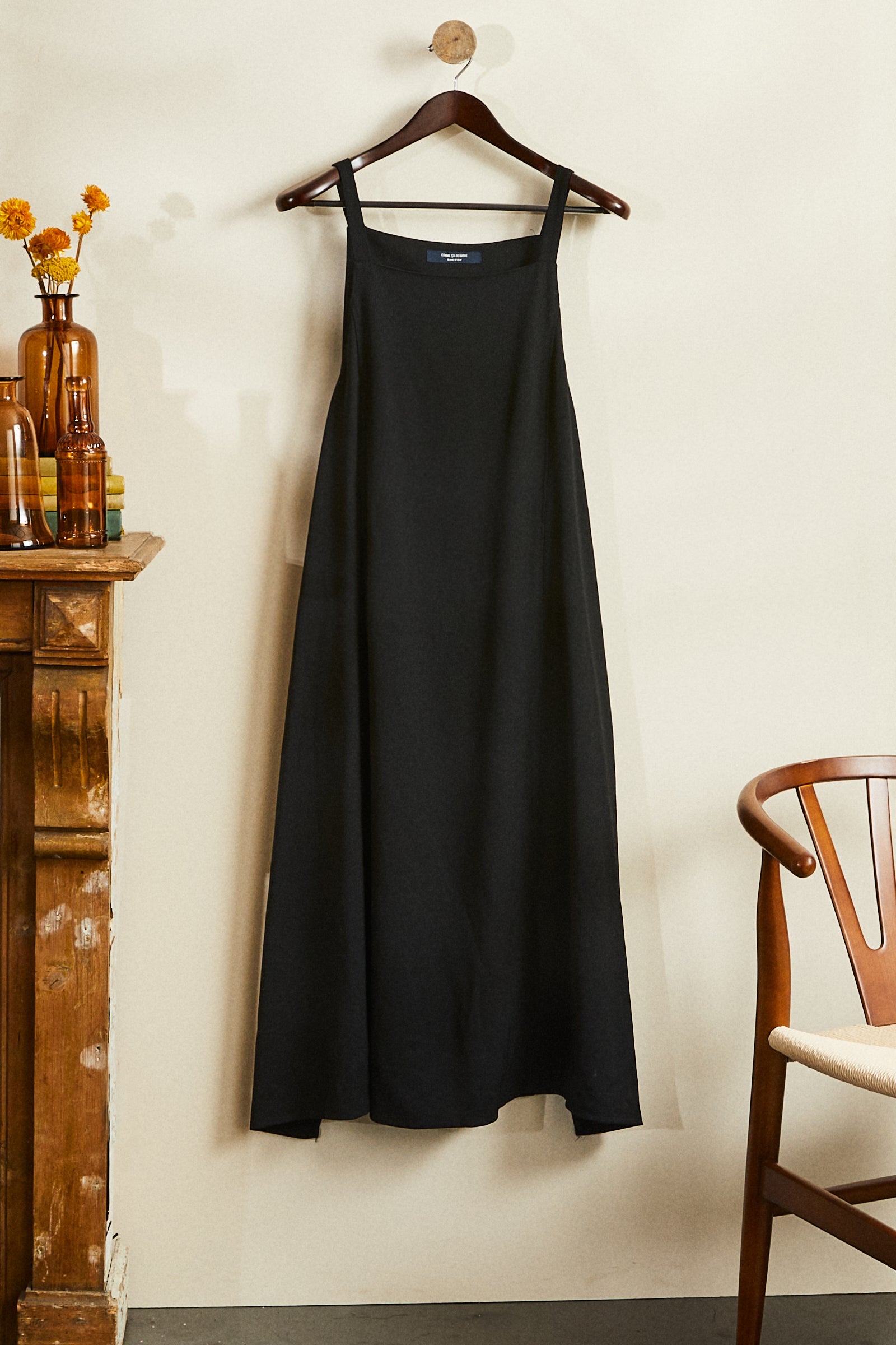 Robe tablier noire à nouer