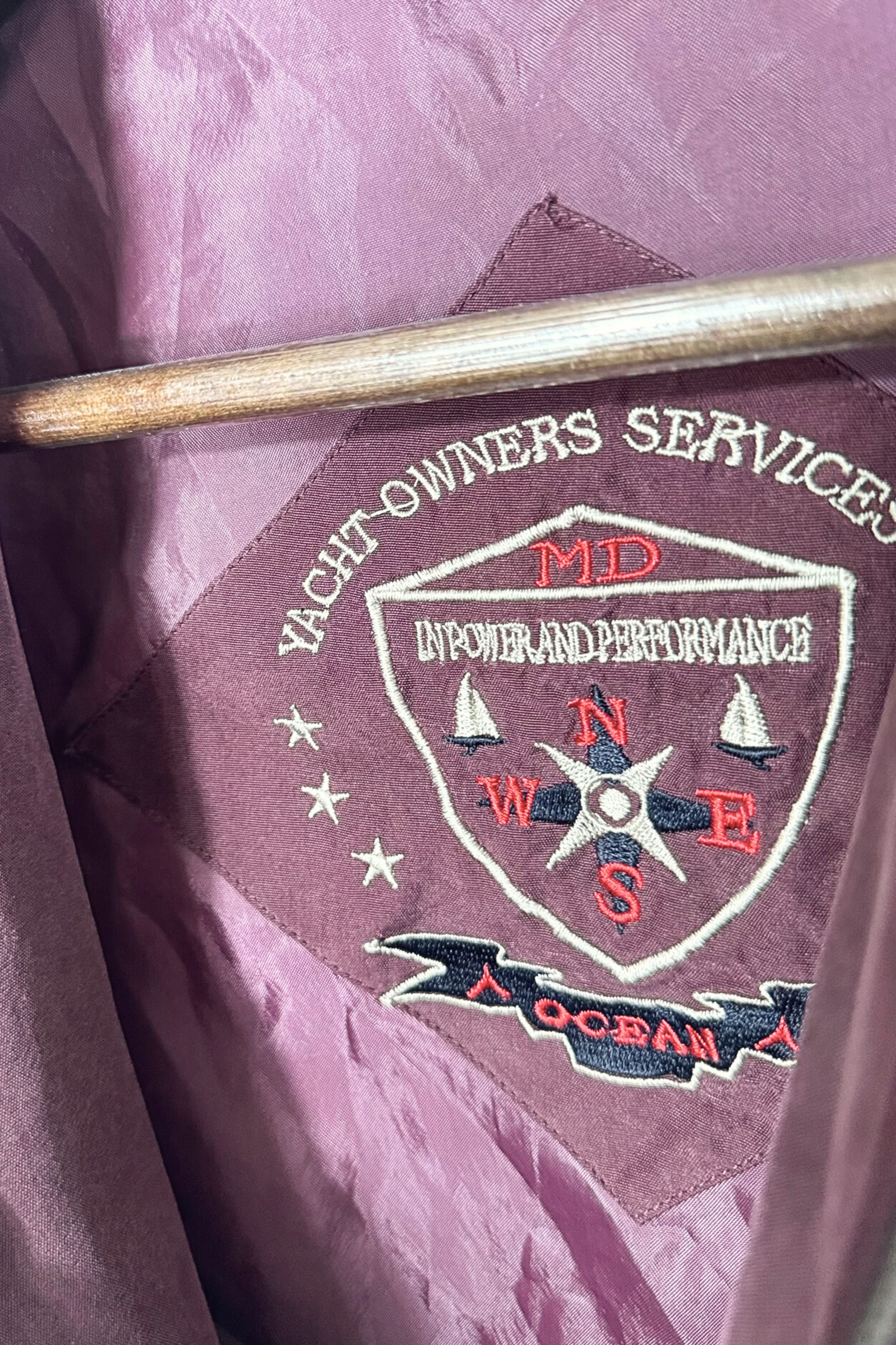 Veste bomber en soie bordeaux losanges