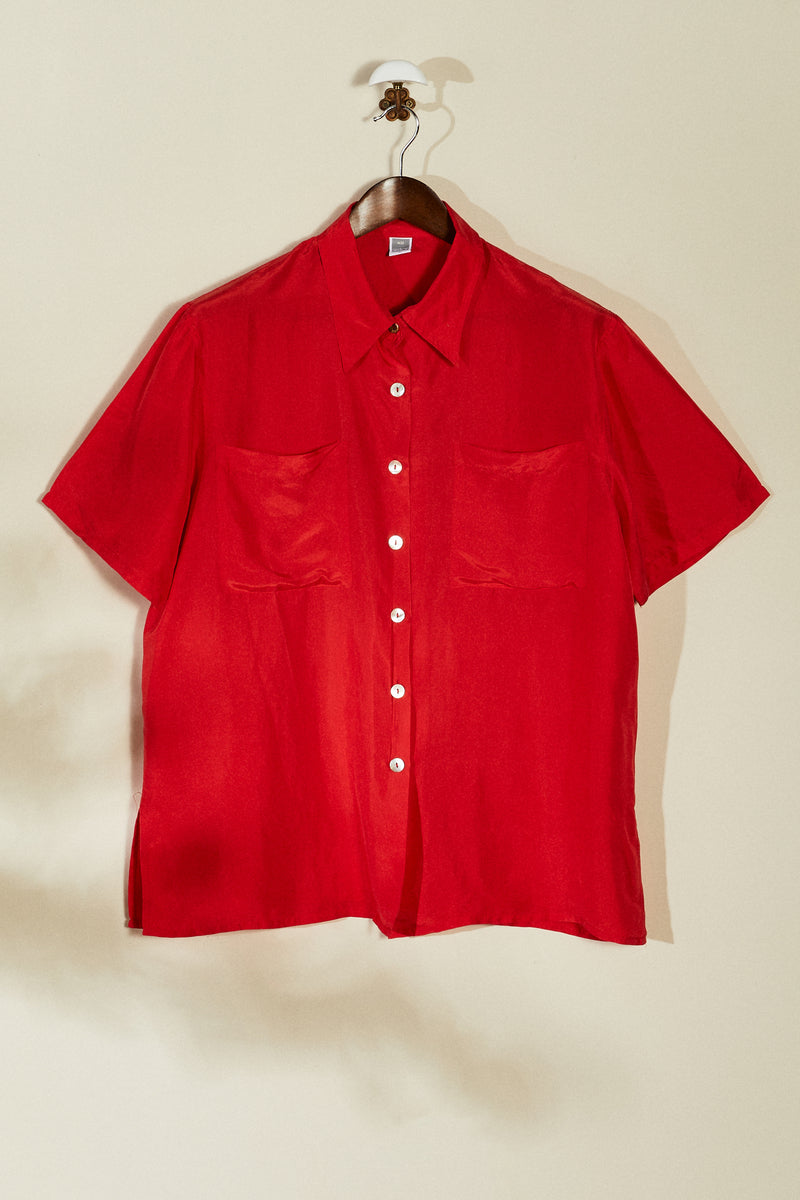 Chemise en soie rouge