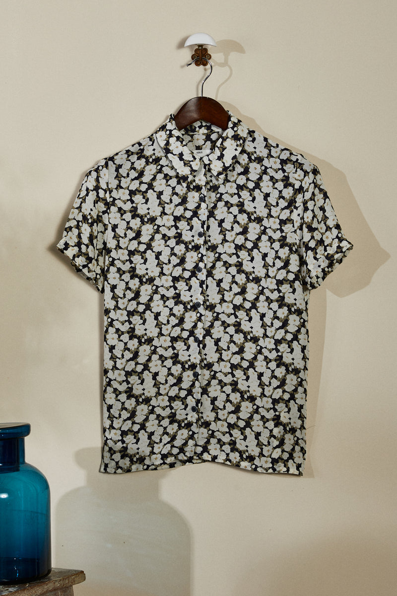 Chemise à petites fleurs noire