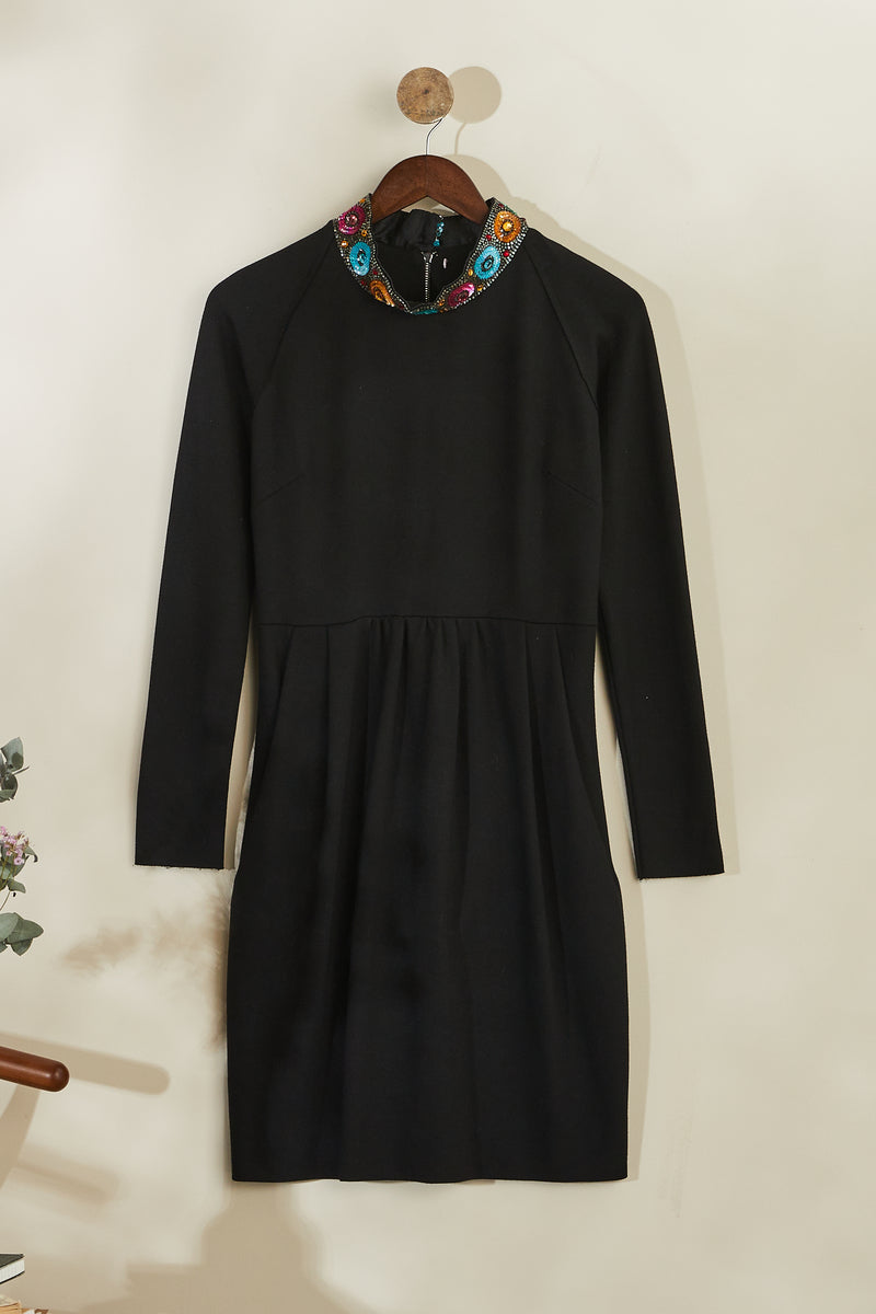 Robe courte noire avec col sequins