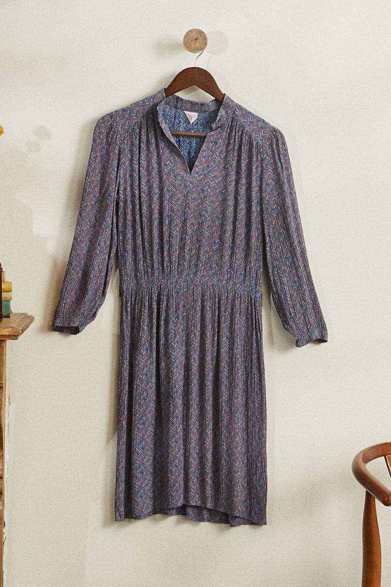 Robe courte à motifs bleus et roses