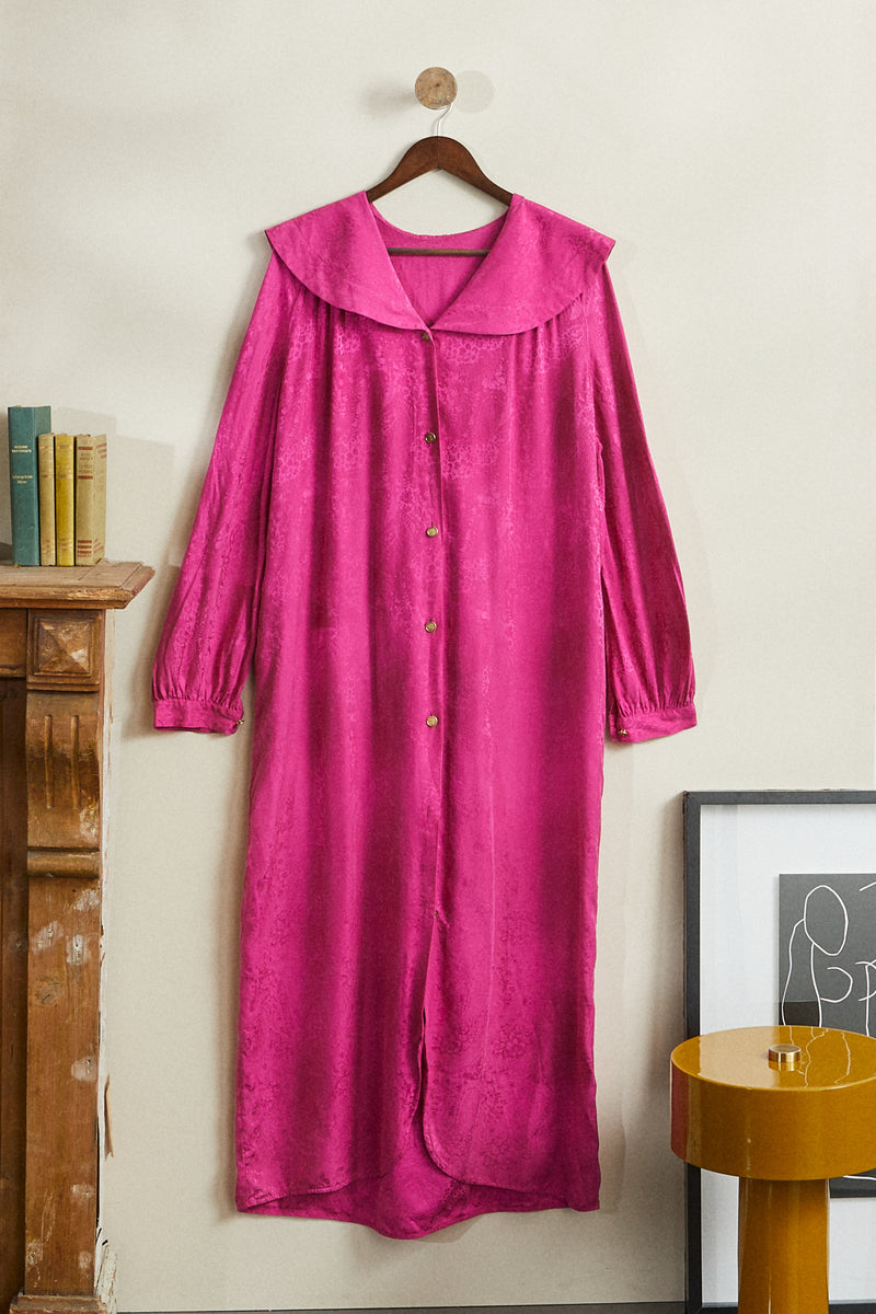 Robe longue chemise soie à grand col fuchsia