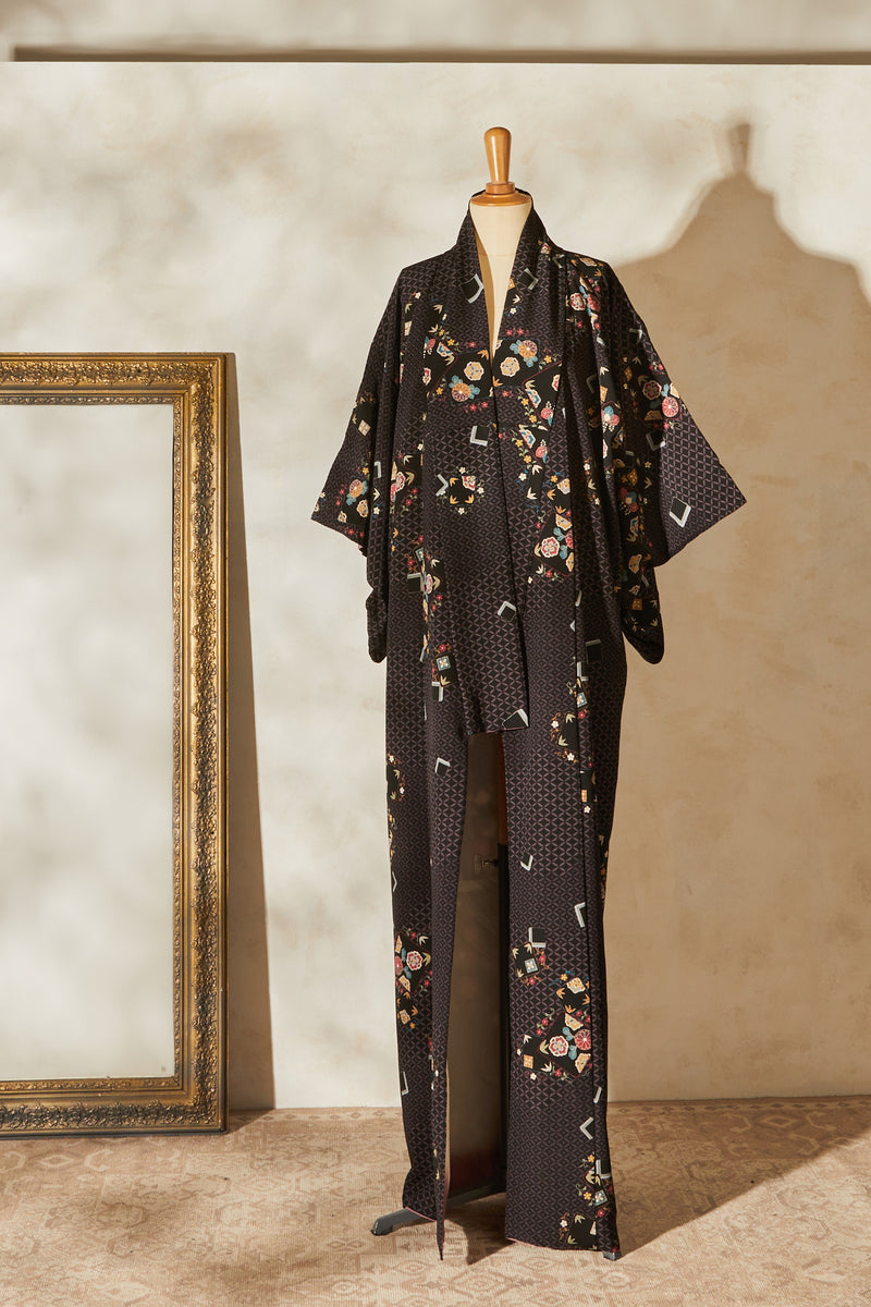 Kimono long noir à motifs fleurs