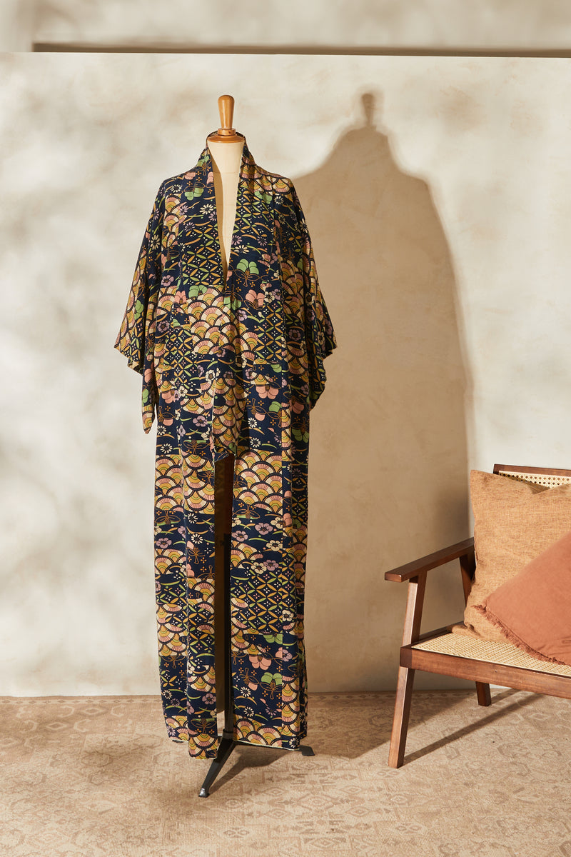 Kimono long marine en soie à fleurs