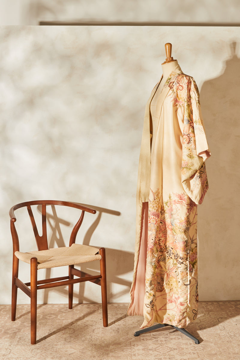 Kimono long en soie beige à fleurs