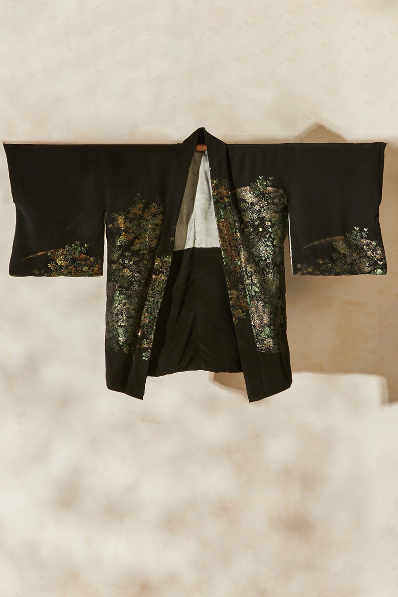 Kimono court en soie noir à motifs irisés