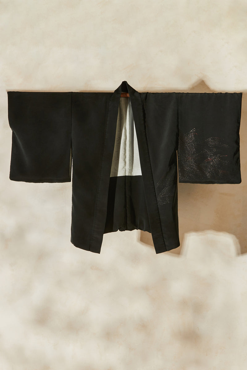 Kimono court en soie noir irisé