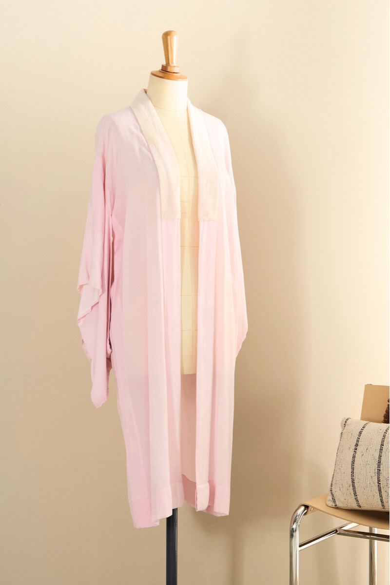 Kimono mi-long en soie rose fluide