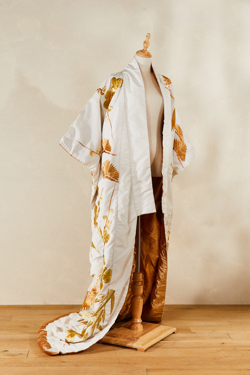 Kimono long de cérémonie en soie blanc brodé or