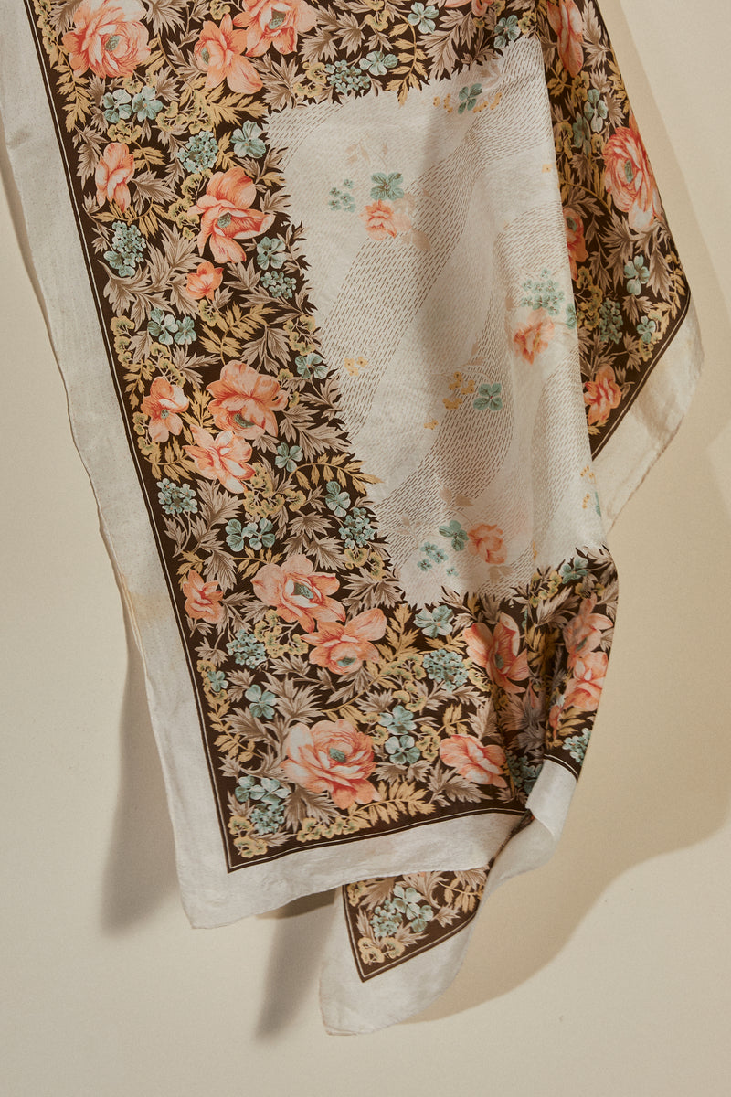 Foulard en soie imprimé fleuri blanc