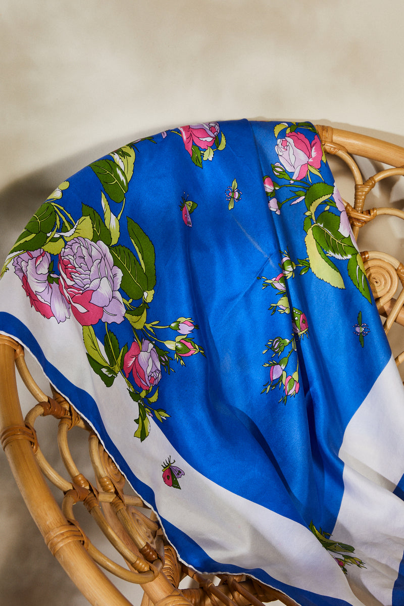 Foulard en soie imprimé à fleurs bleues