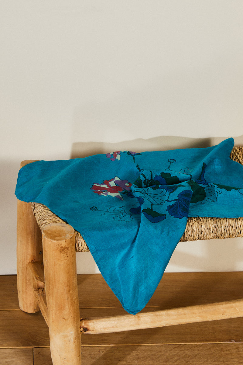 Foulard en soie fantaisie à fleurs bleu