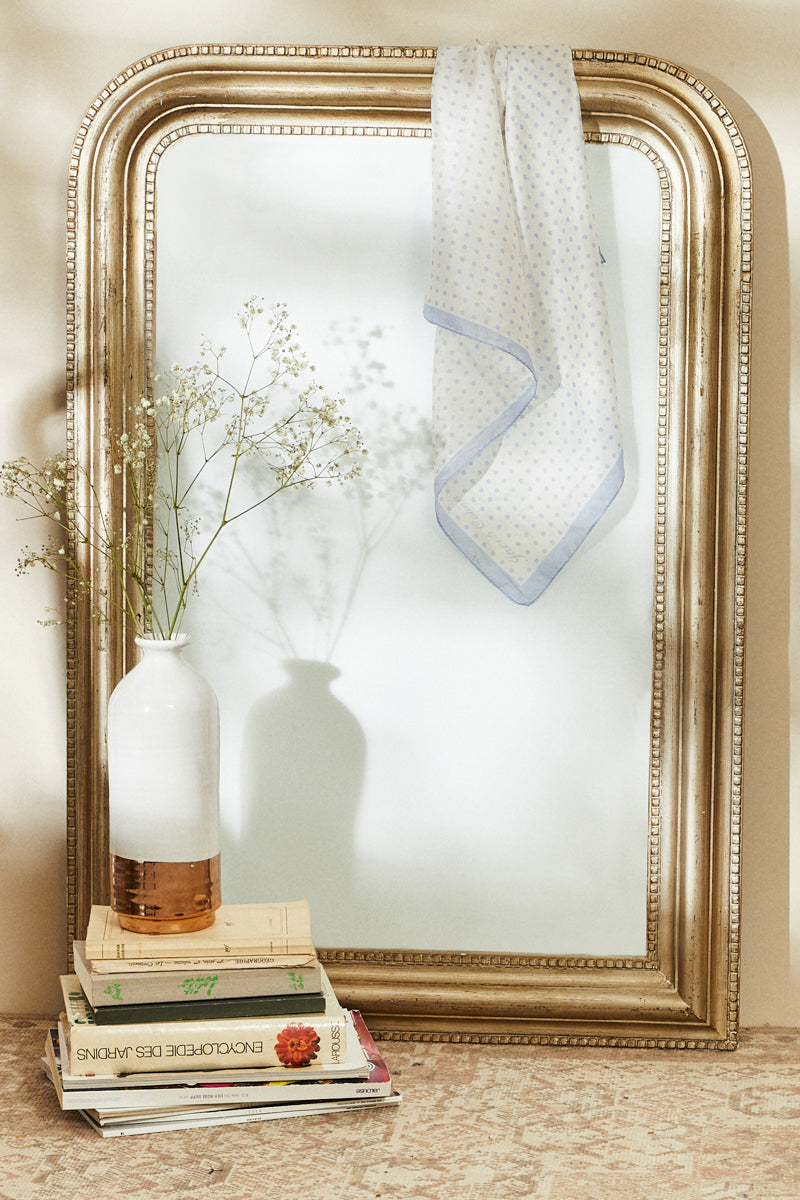 Foulard en soie imprimé à pois blanc