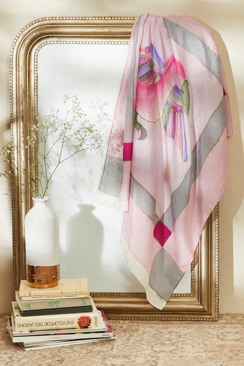 Foulard en soie imprimé perroquet rose