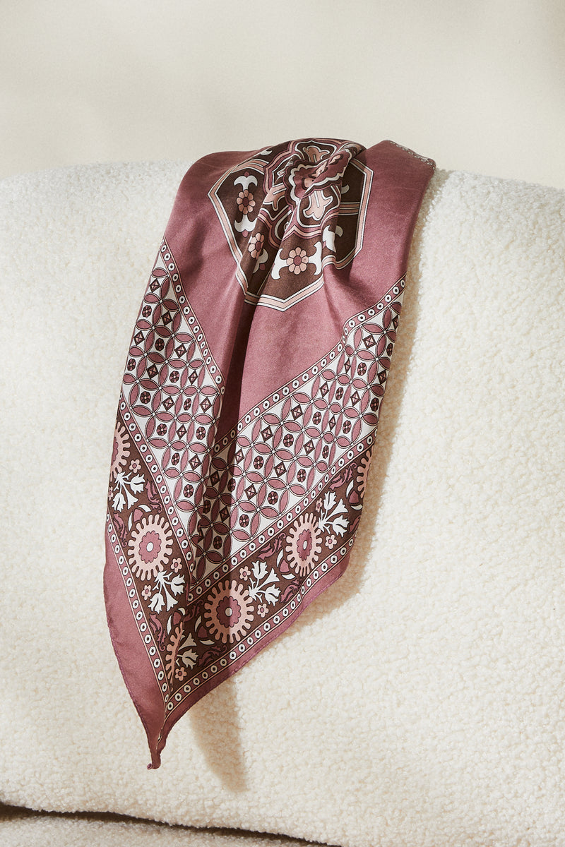 Foulard en soie à motifs géométriques rose