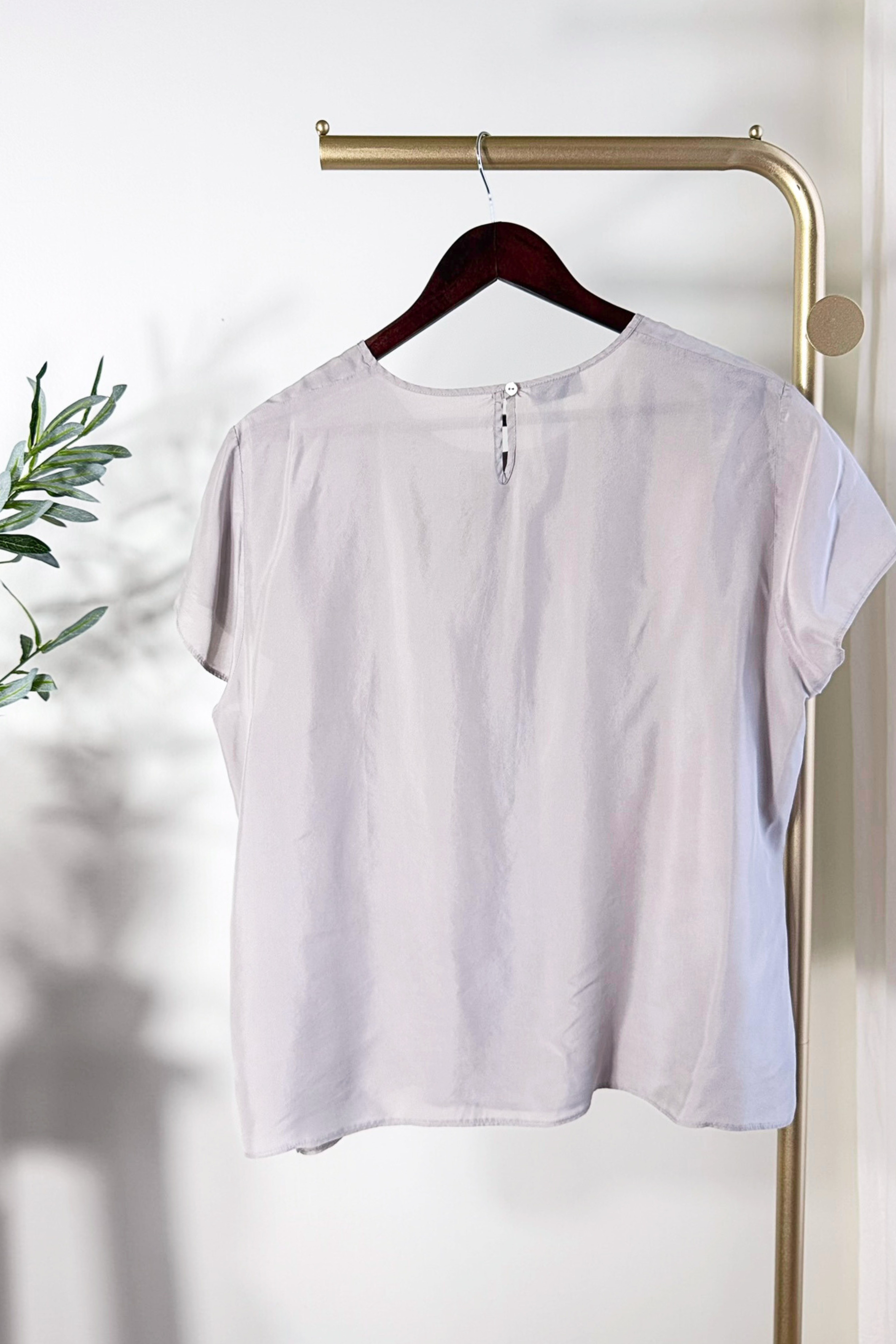 Blouse en soie fluide plissée grise