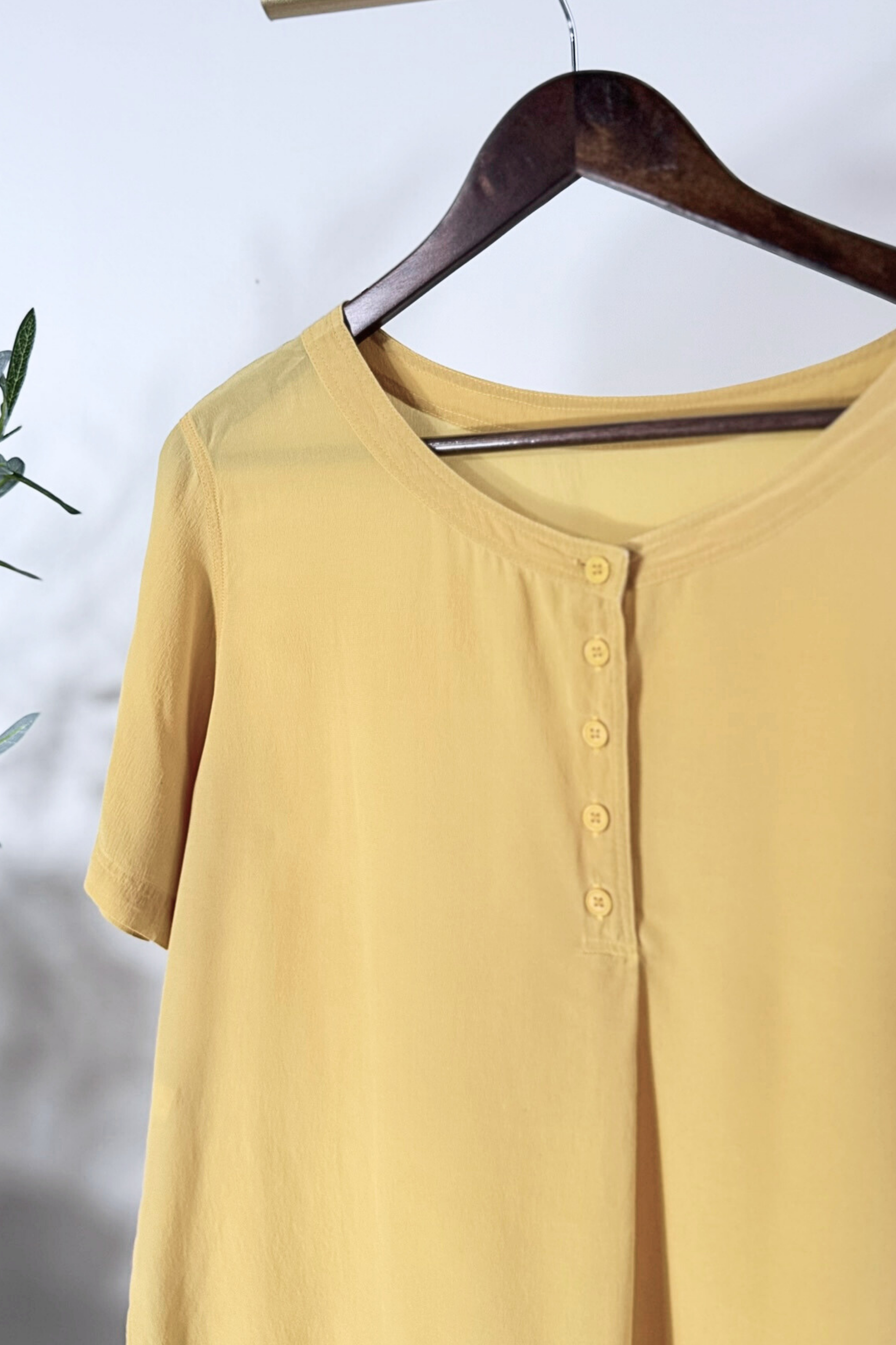 Blouse en soie boutonnée jaune