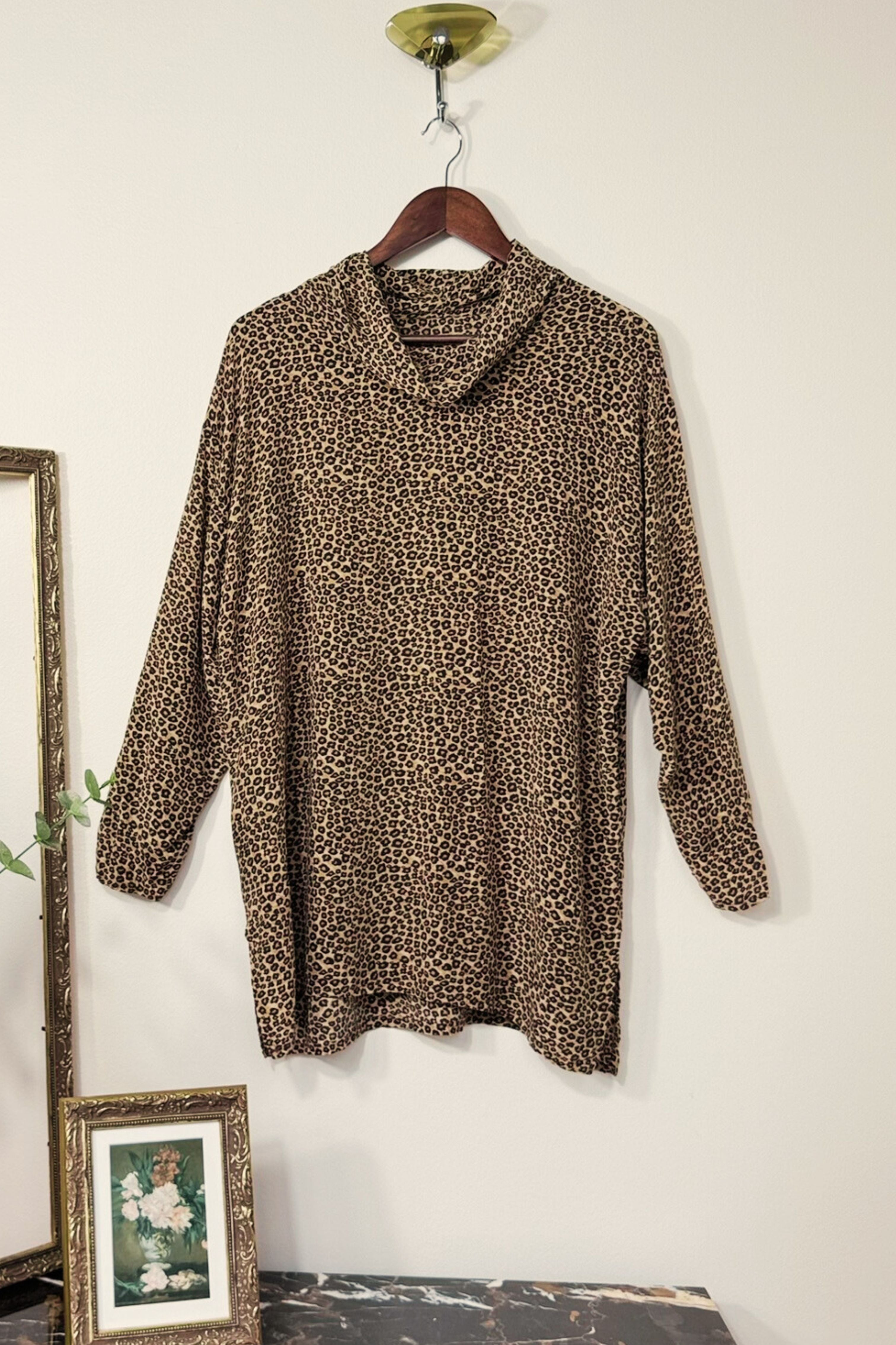 Blouse en soie à col châle léopard