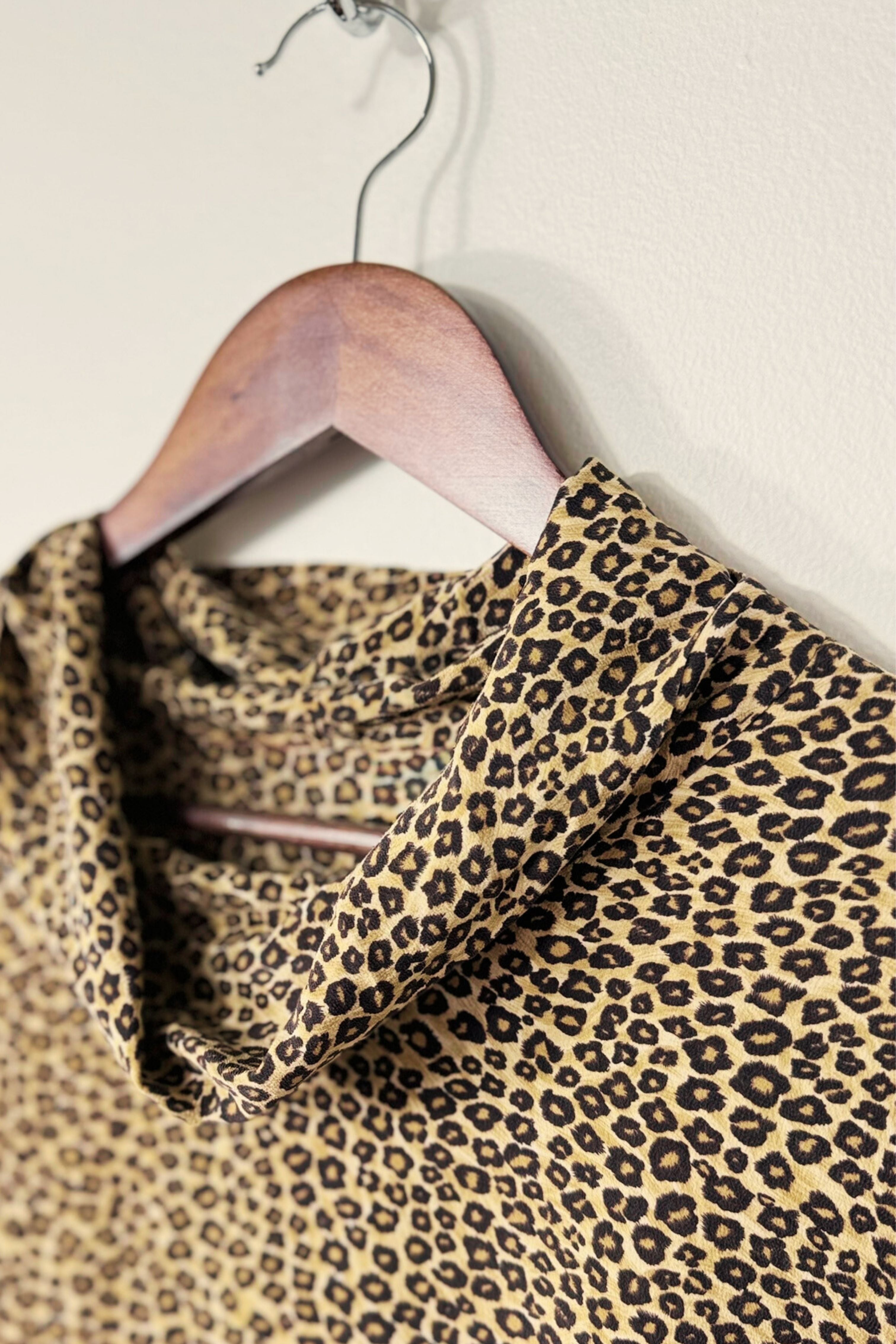 Blouse en soie à col châle léopard