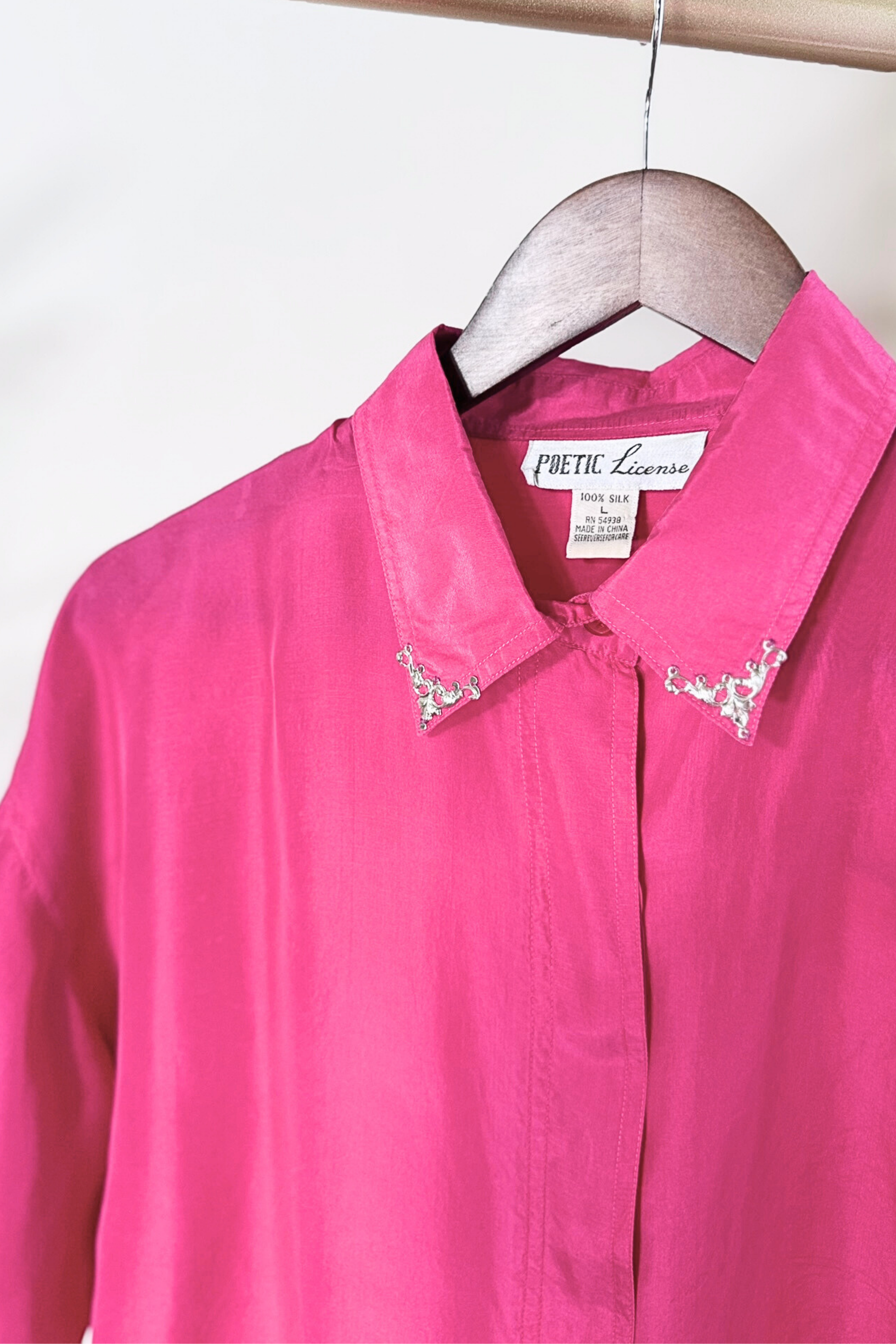 Chemisier en soie col fantaisie fuchsia