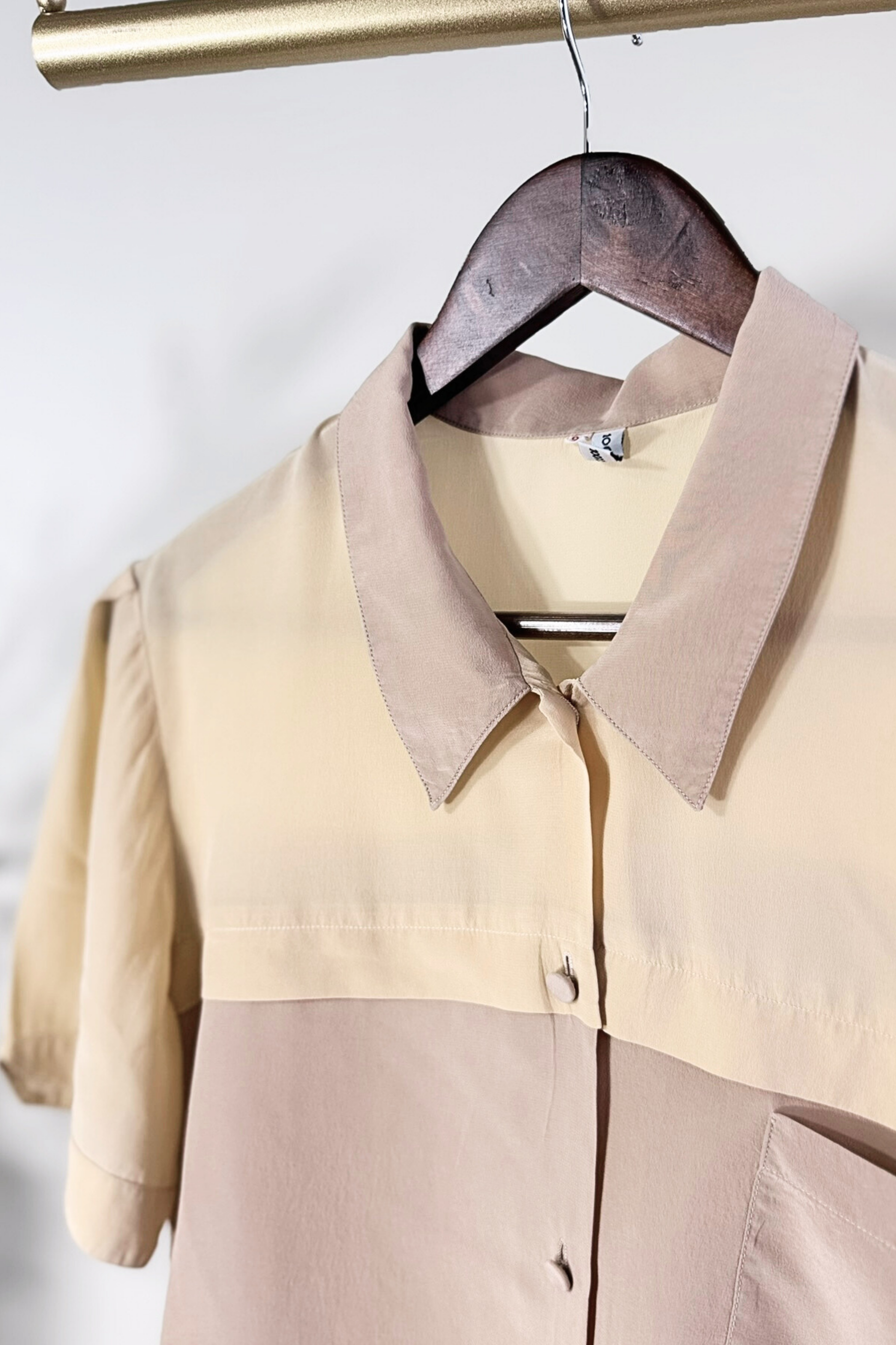 Chemisier en soie bicolore beige
