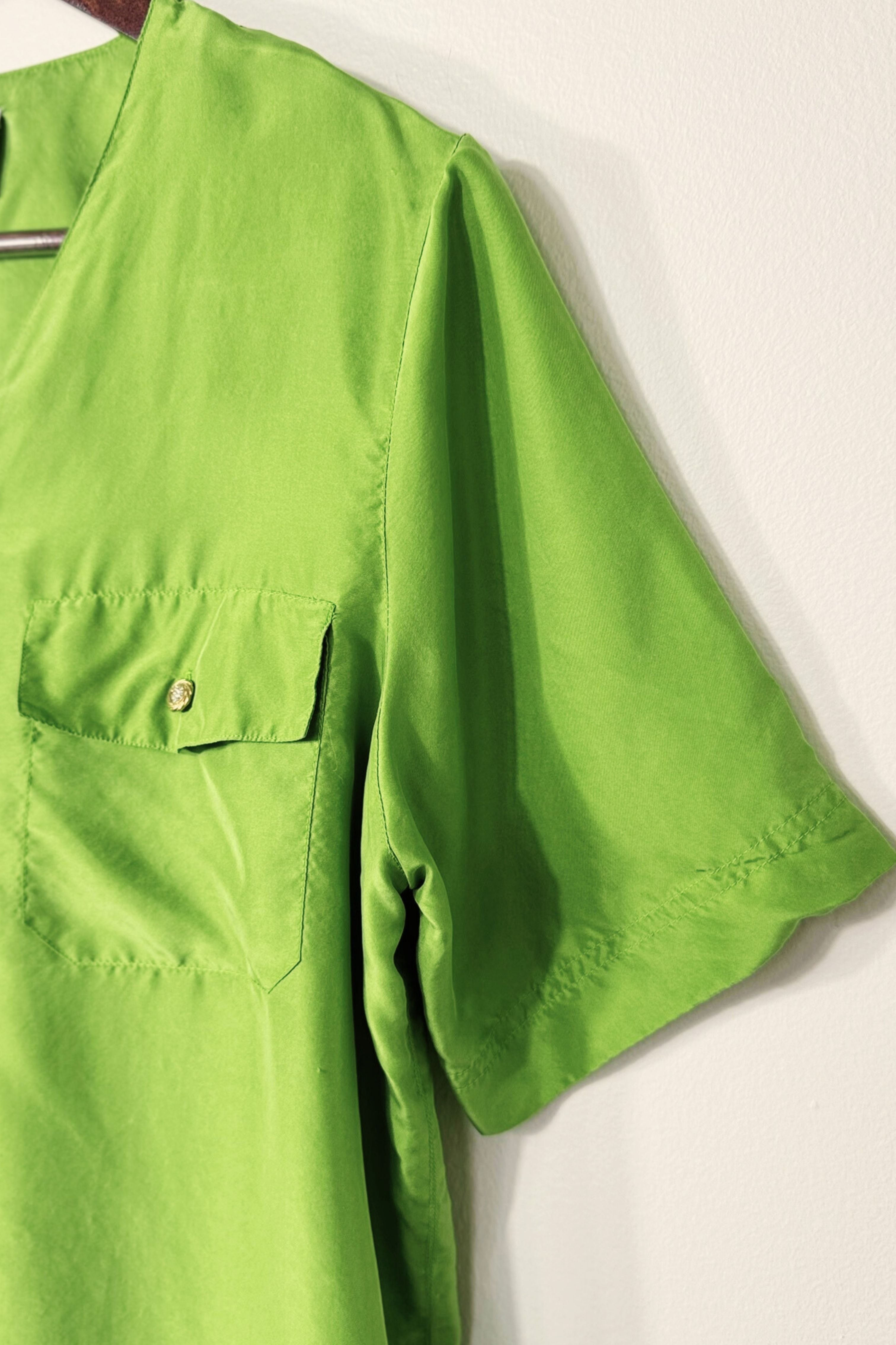 Chemise ajustée en soie vert gazon
